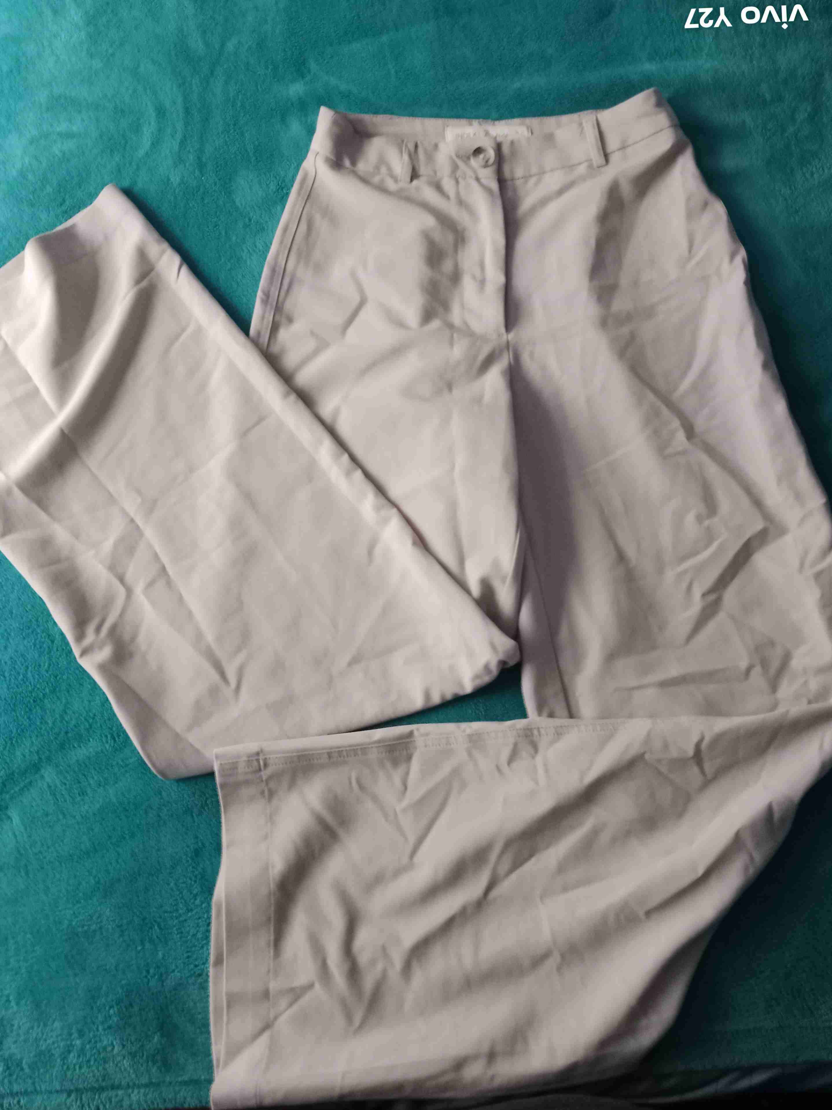 Pantalones beige elegantes