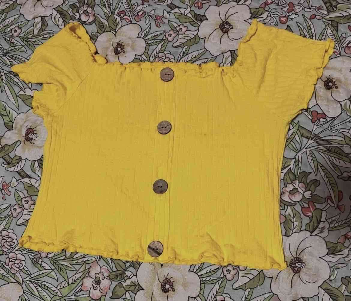 Blusa amarilla con botones
