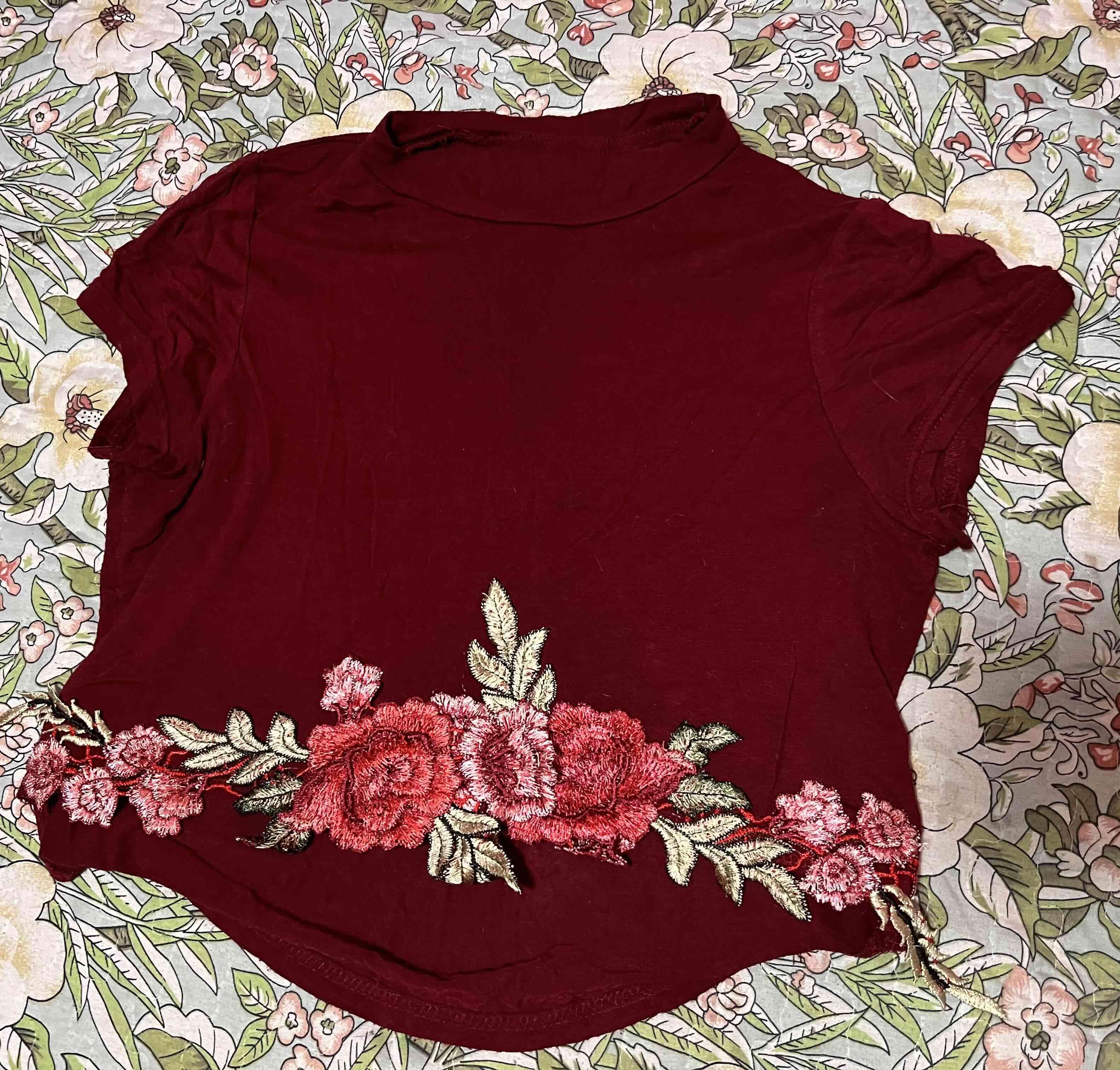 Polera burdeos con bordado floral