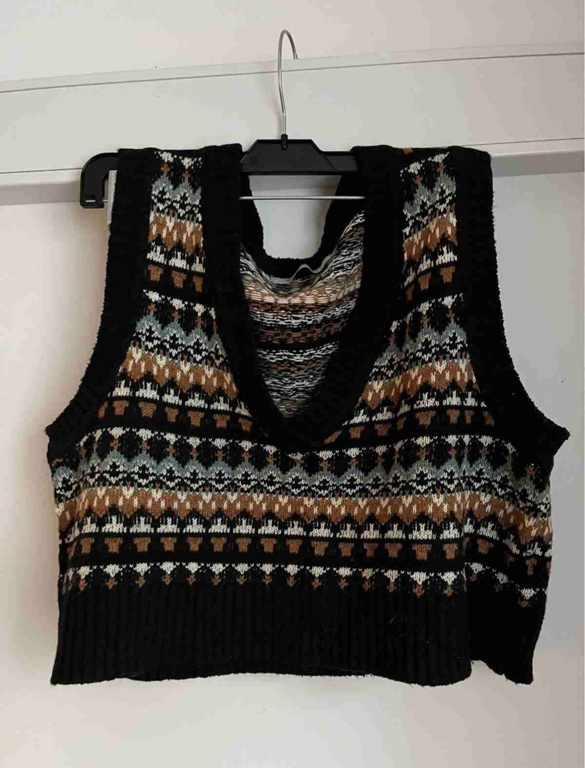 Chaleco sin mangas tejido marca basement talla M - miniatura 1