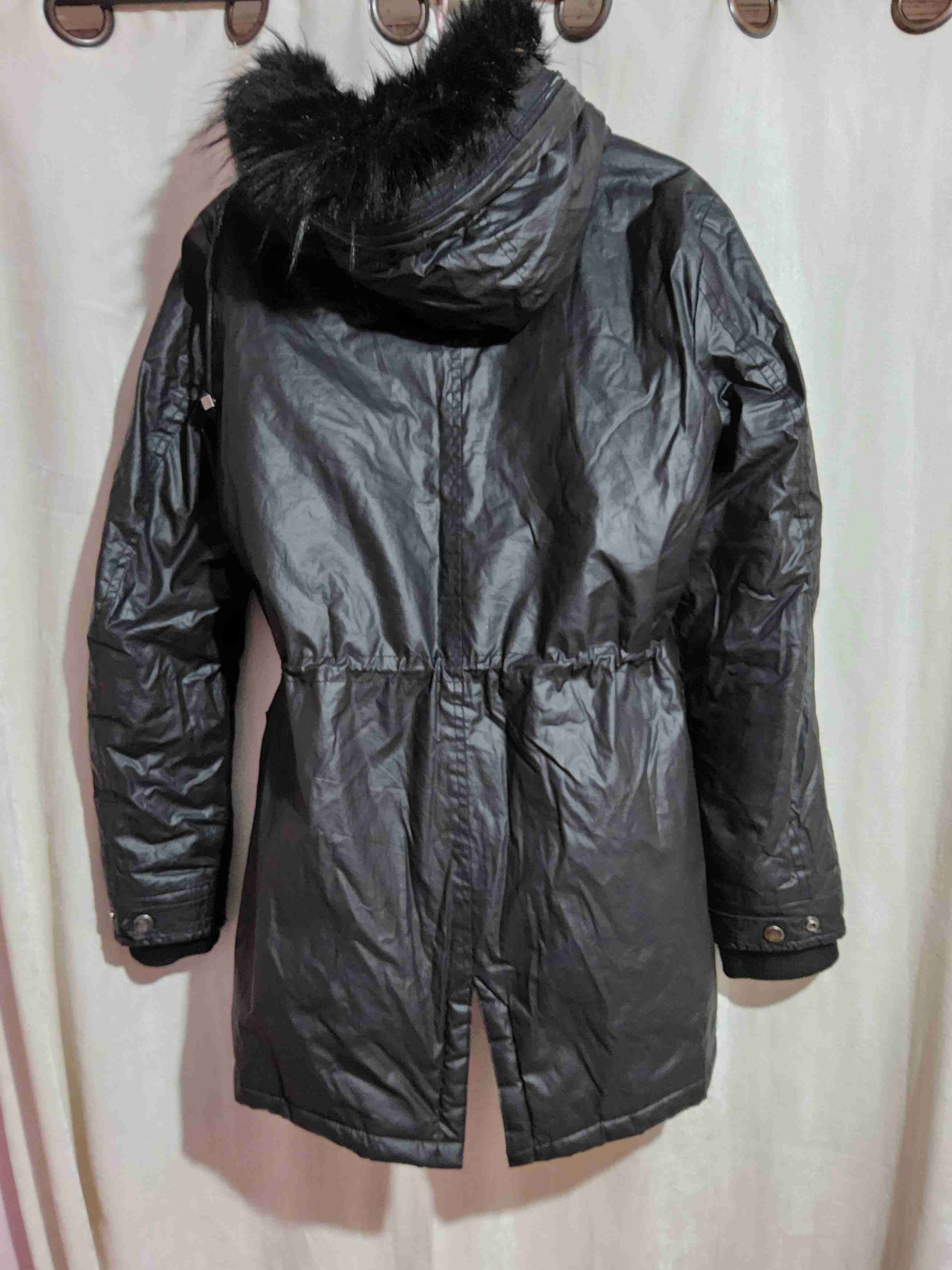 Parka larga negra con capucha - miniatura 2