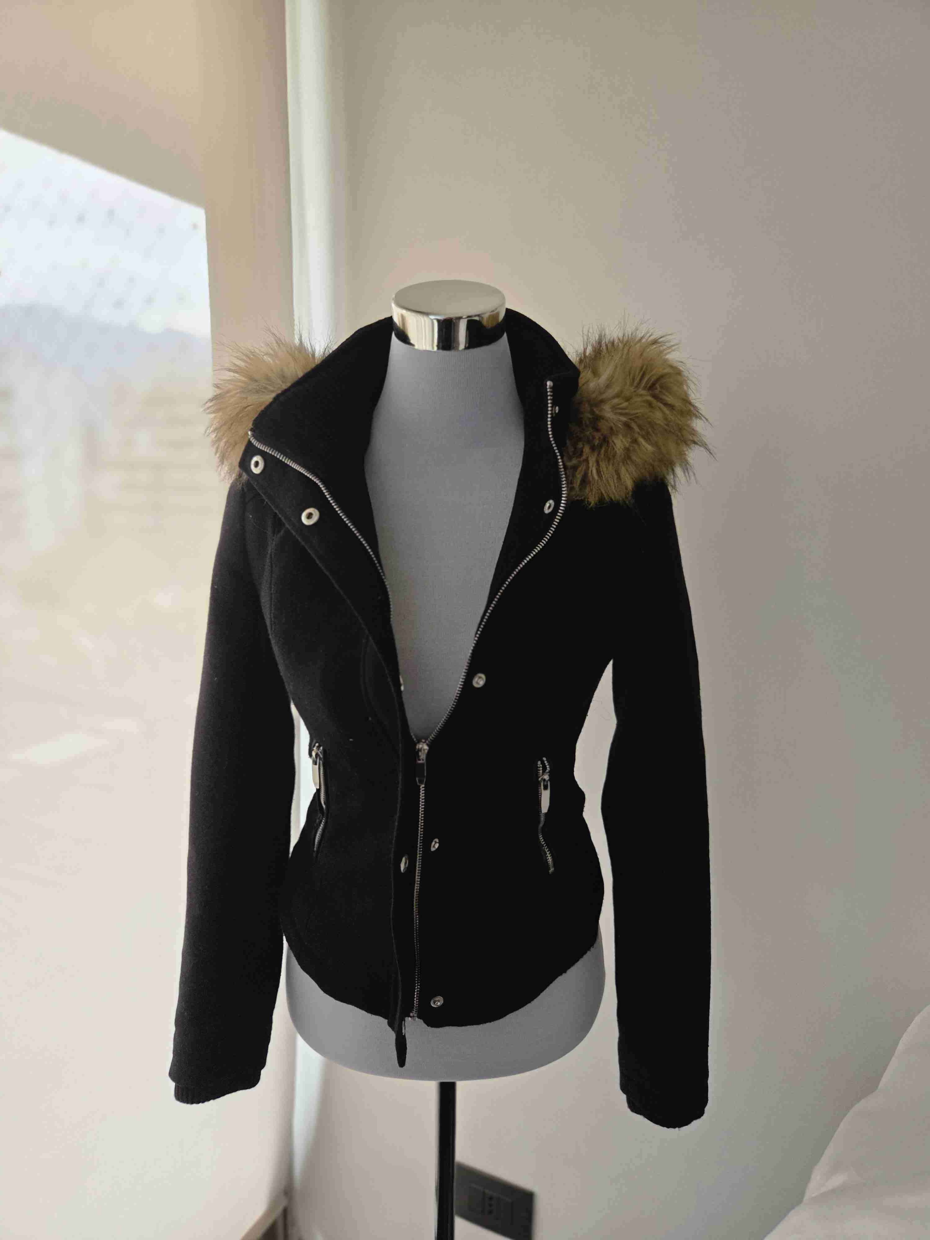 Chaqueta negra con capucha de piel - miniatura 1