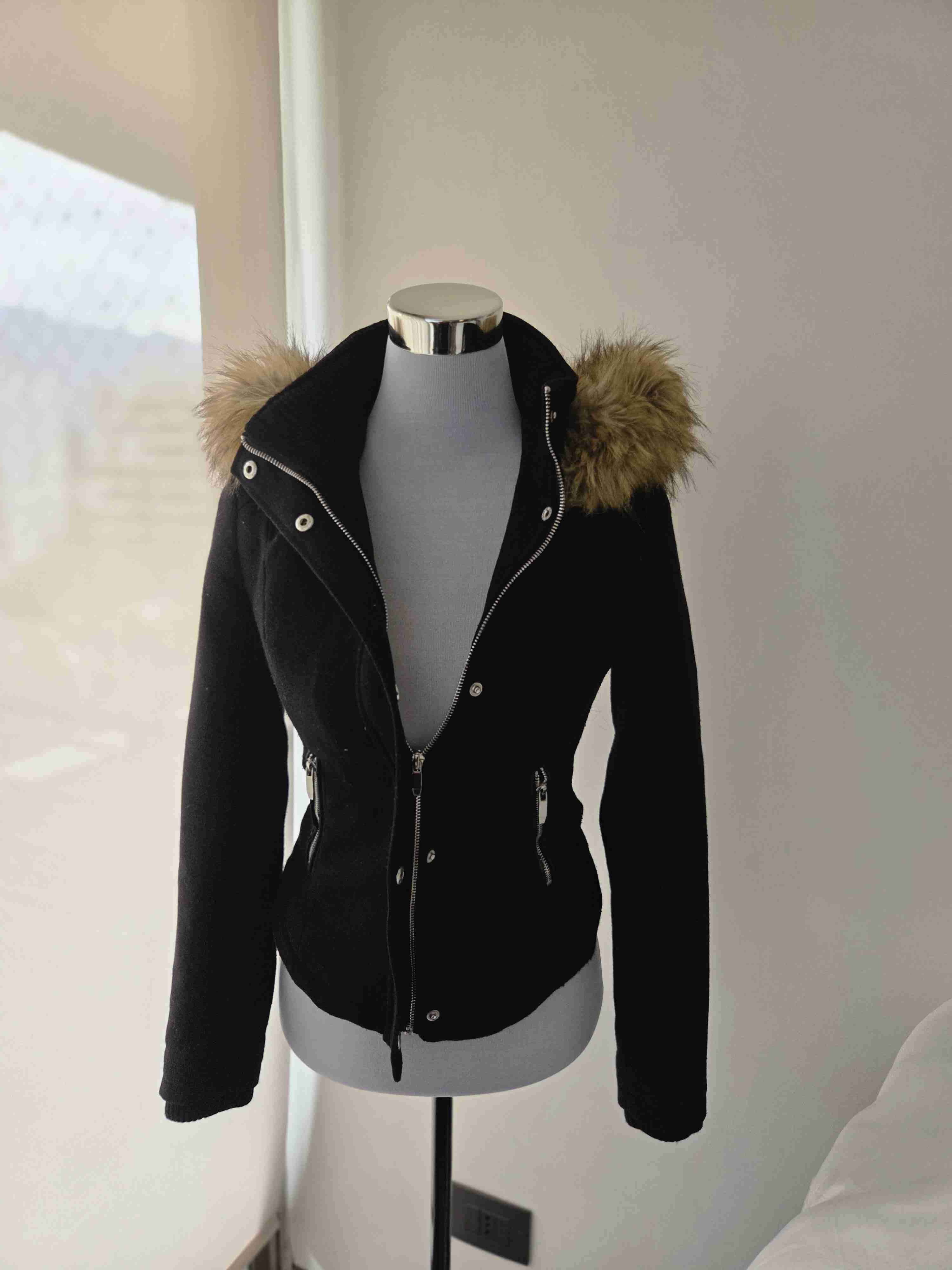 Chaqueta negra con capucha de piel - miniatura 2