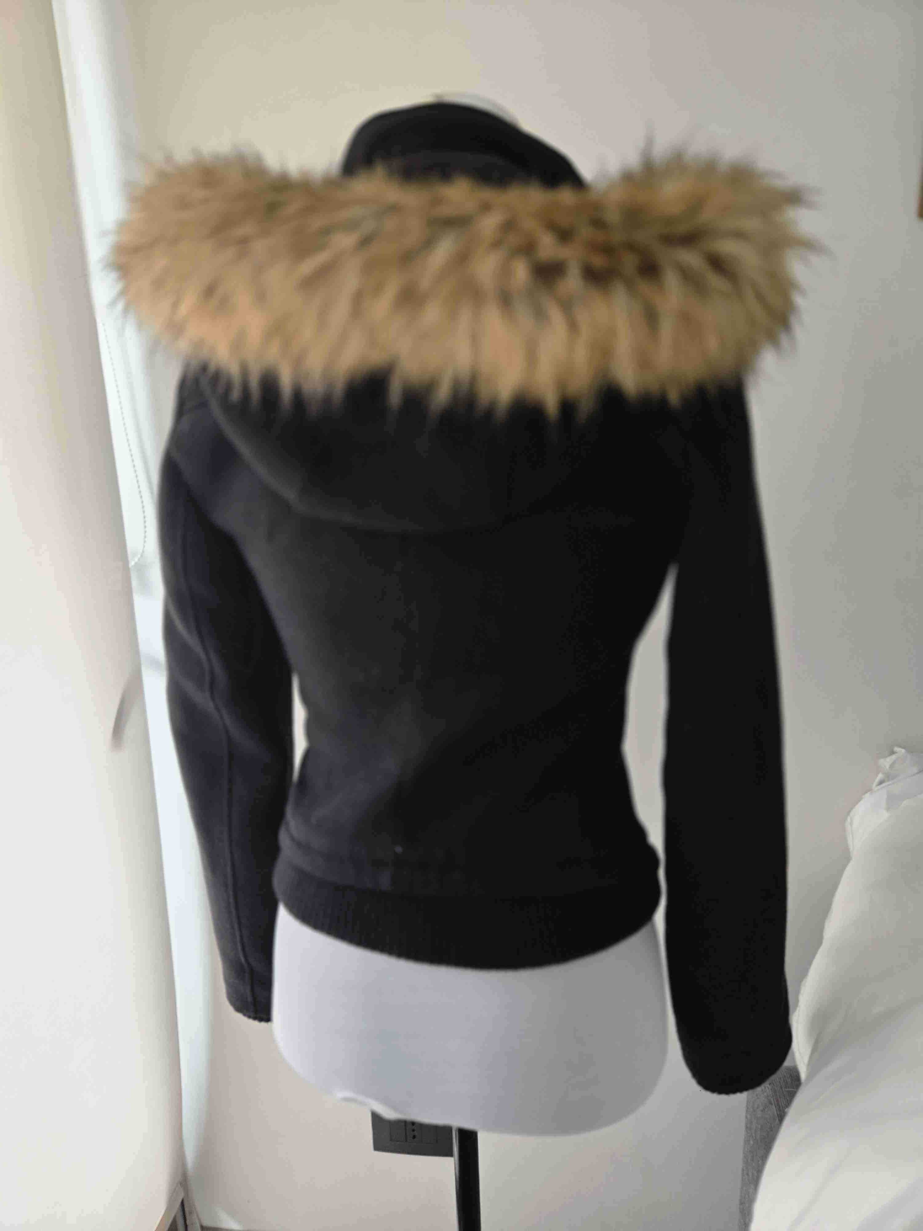 Chaqueta negra con capucha de piel - miniatura 3