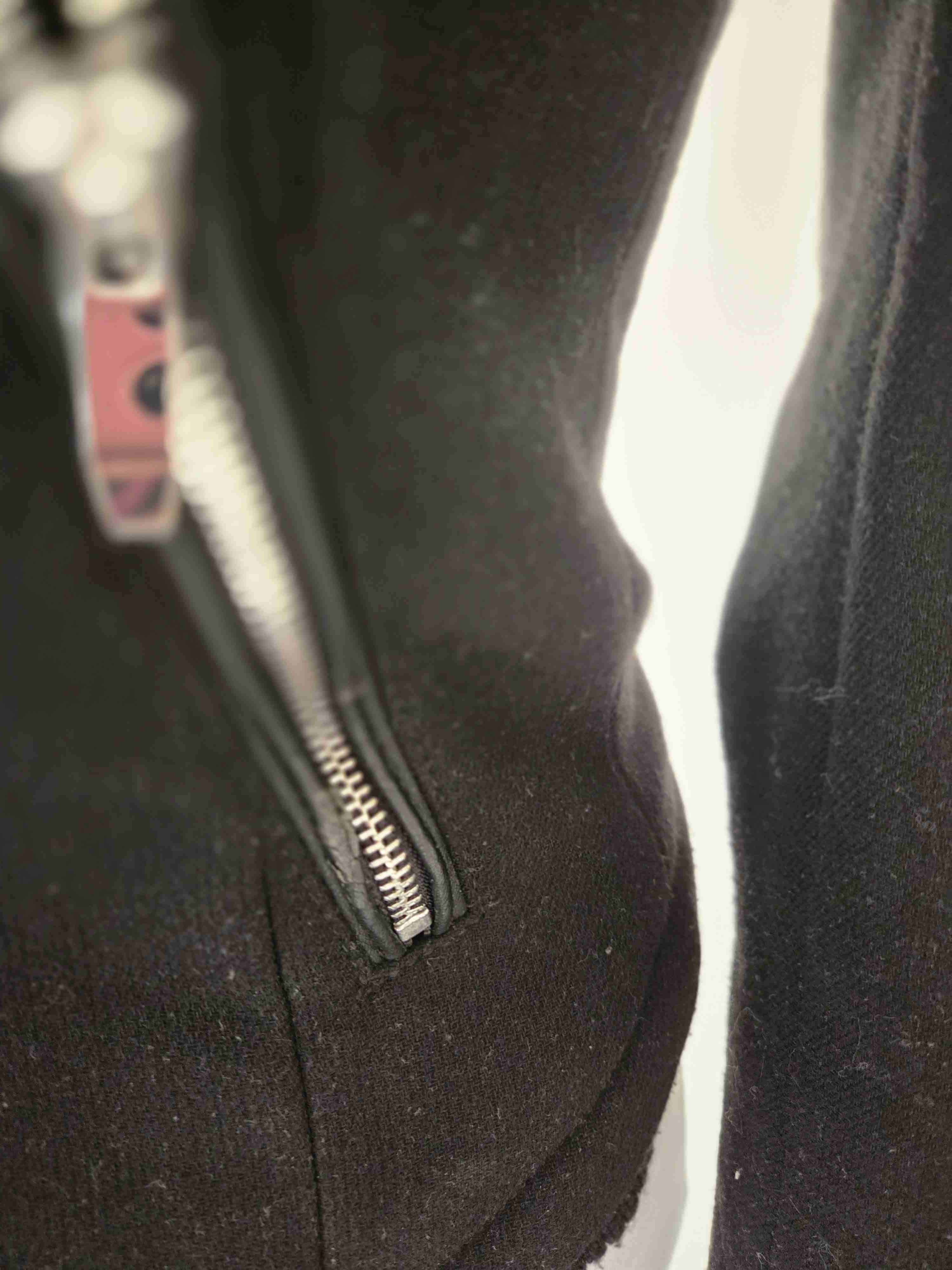 Chaqueta negra con capucha de piel - miniatura 4