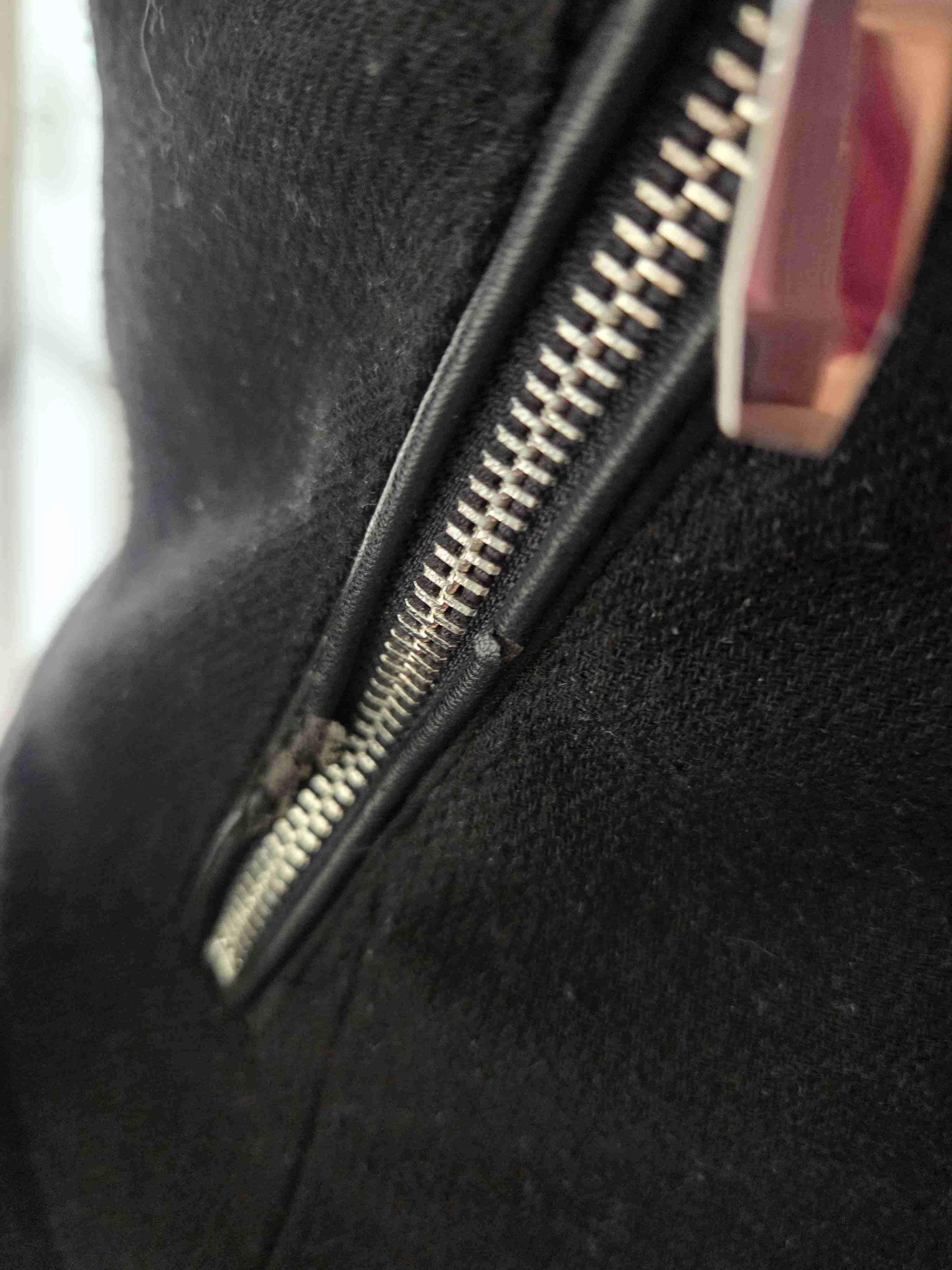 Chaqueta negra con capucha de piel - miniatura 5