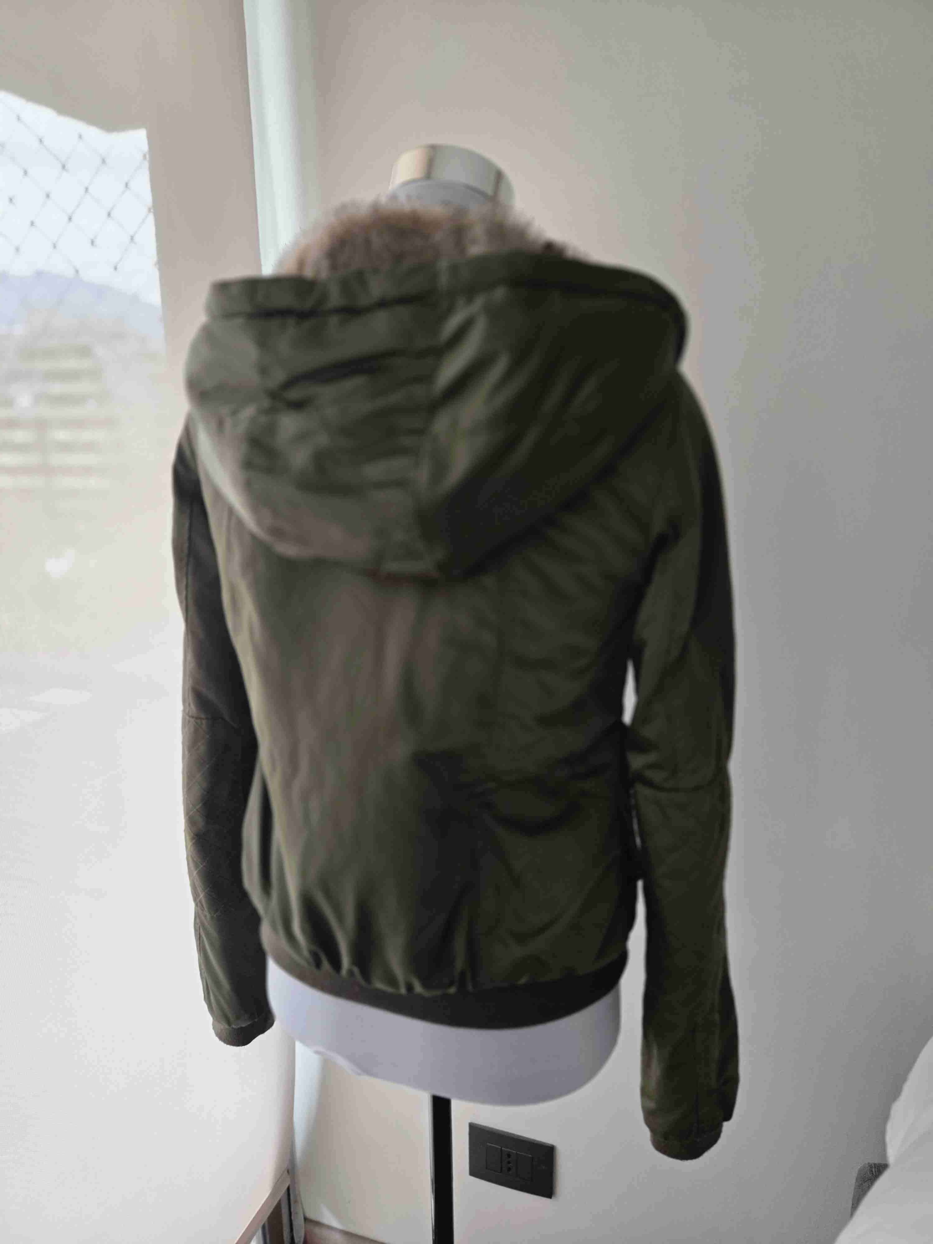 Parka verde con capucha - miniatura 2