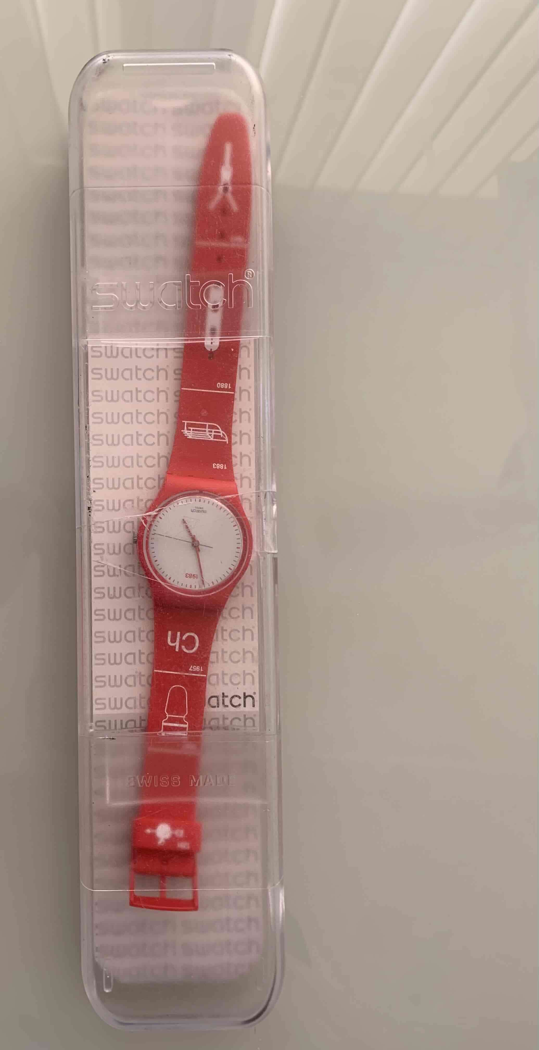 Reloj Swatch rojo en estuche - miniatura 1