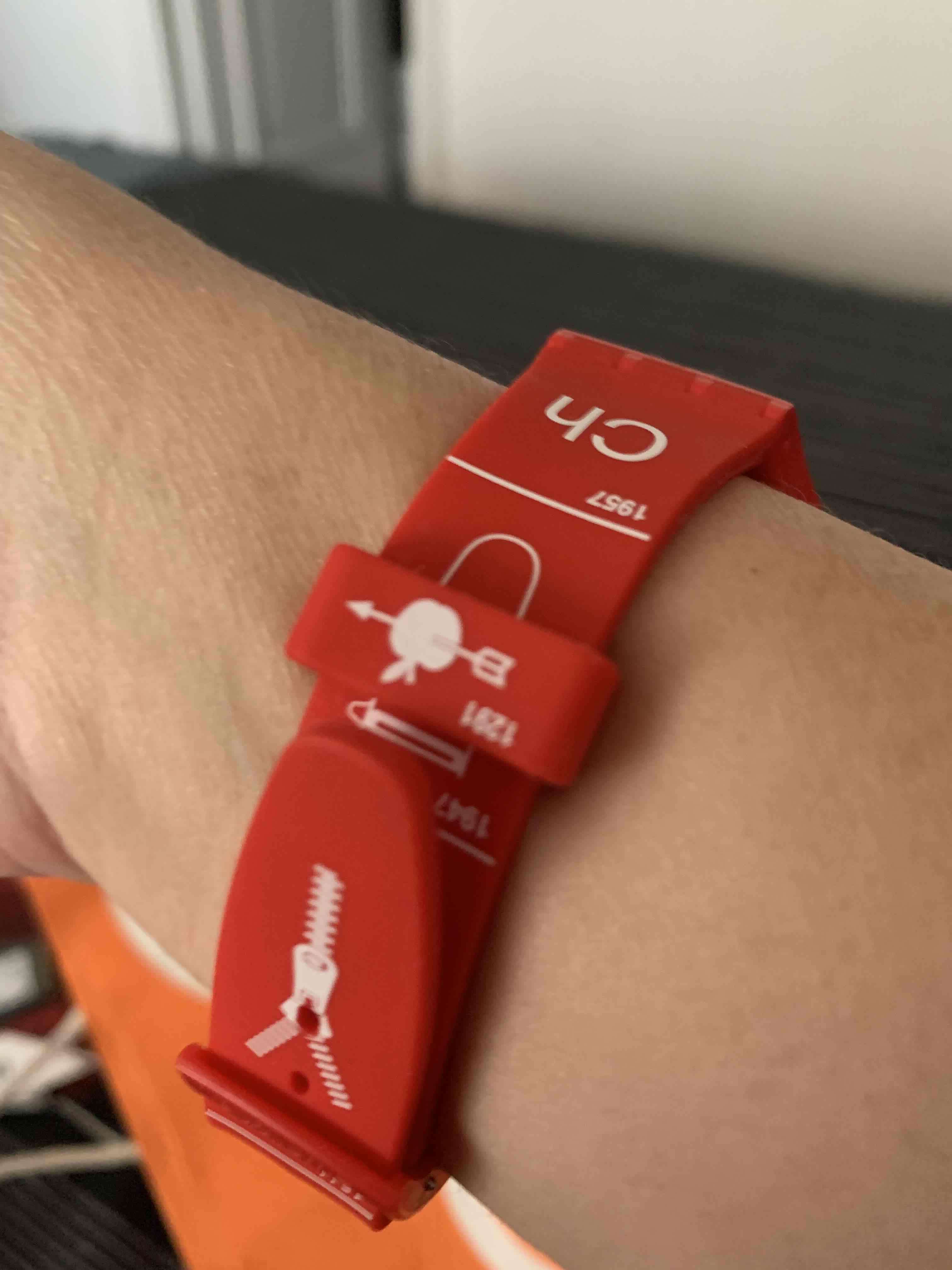 Reloj Swatch rojo en estuche - miniatura 2