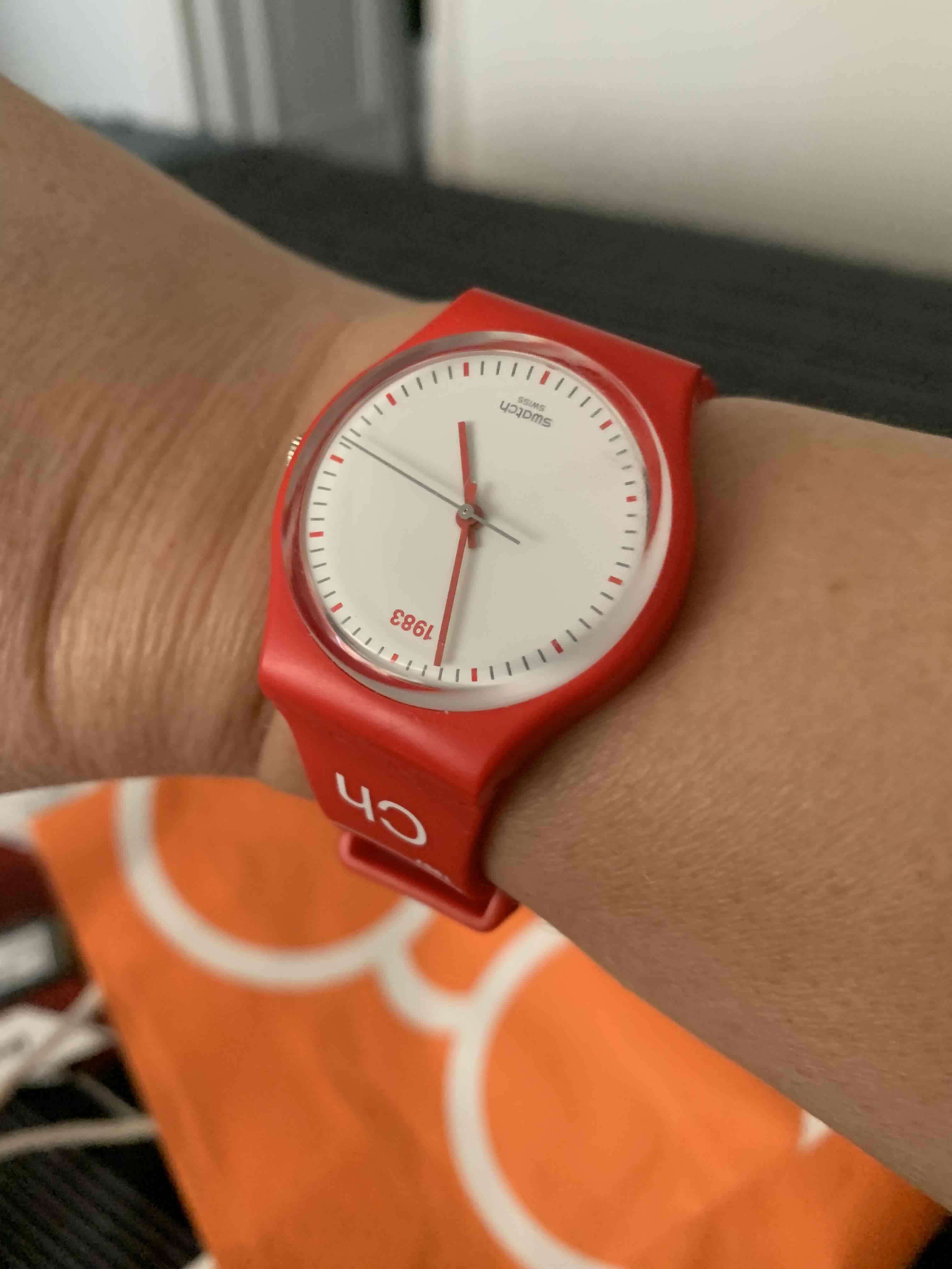Reloj Swatch rojo en estuche - miniatura 3