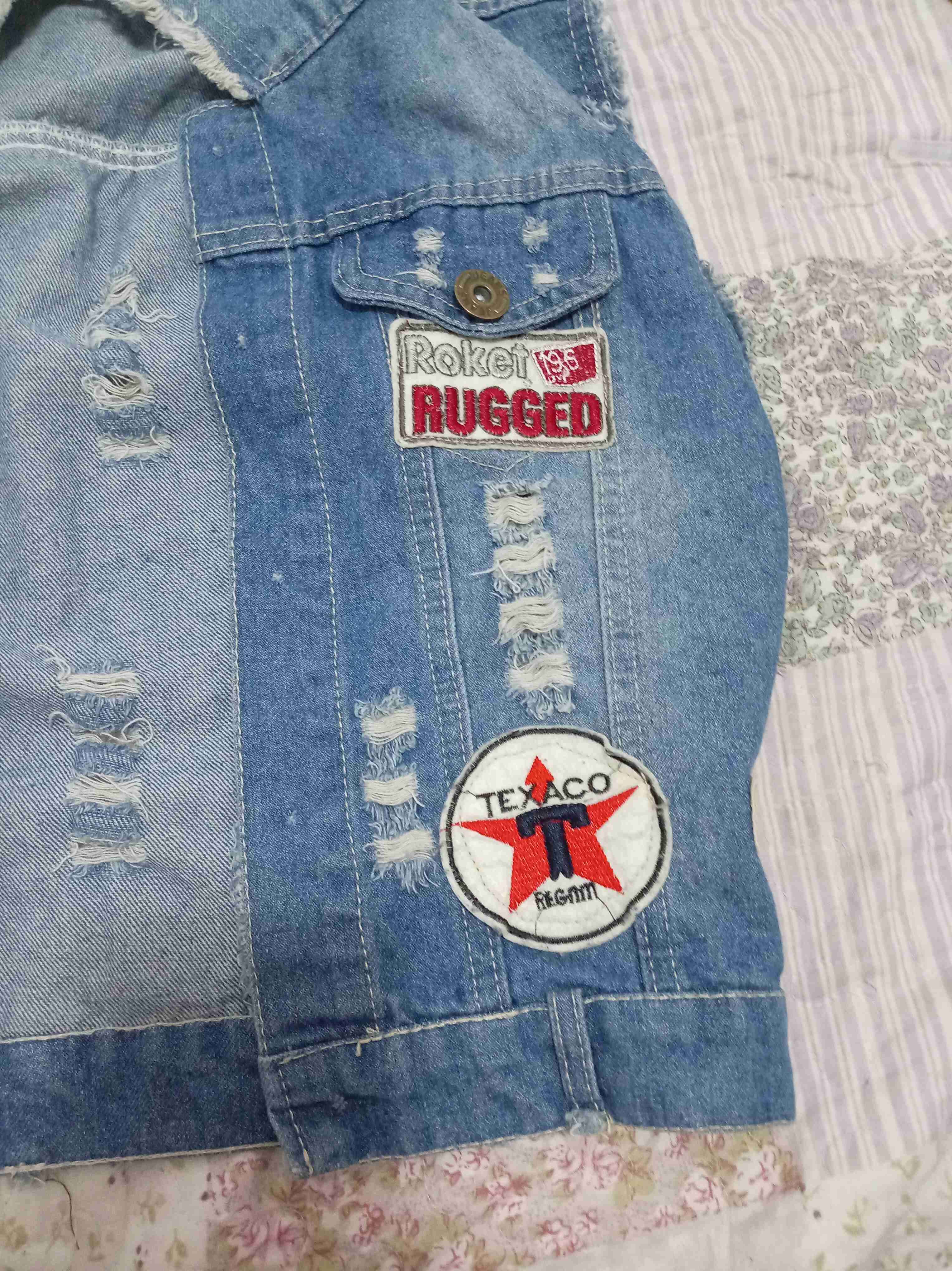 Chaleco de mezclilla con parches - miniatura 3