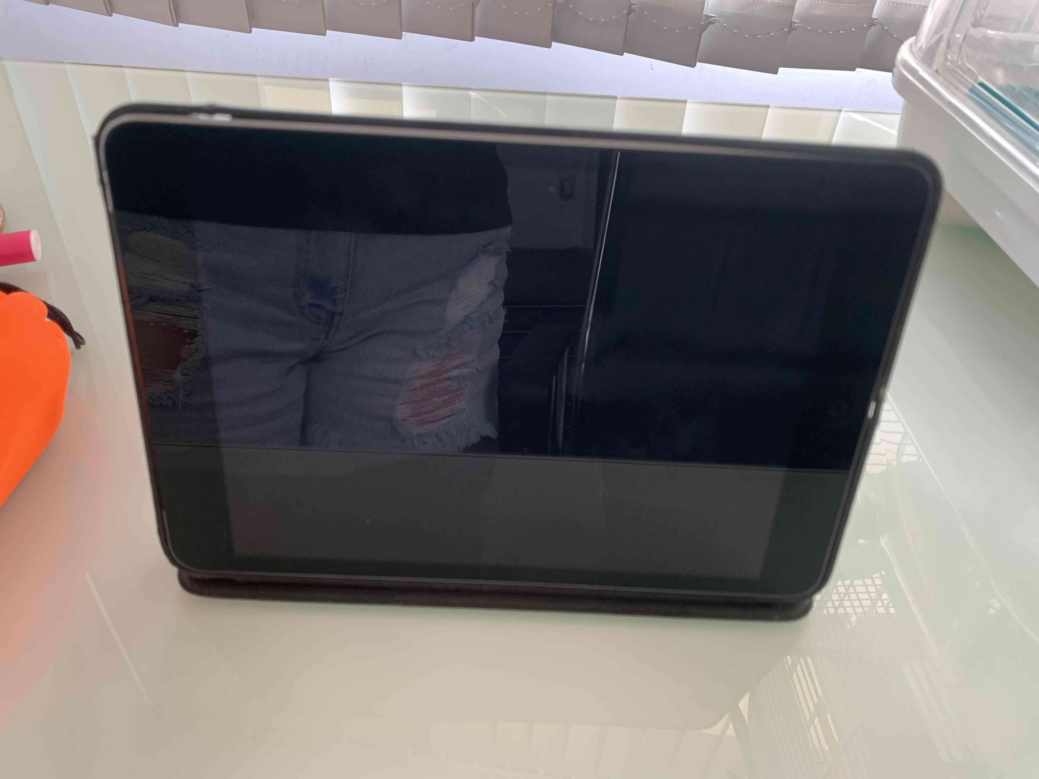 iPad gris en buen estado - miniatura 2