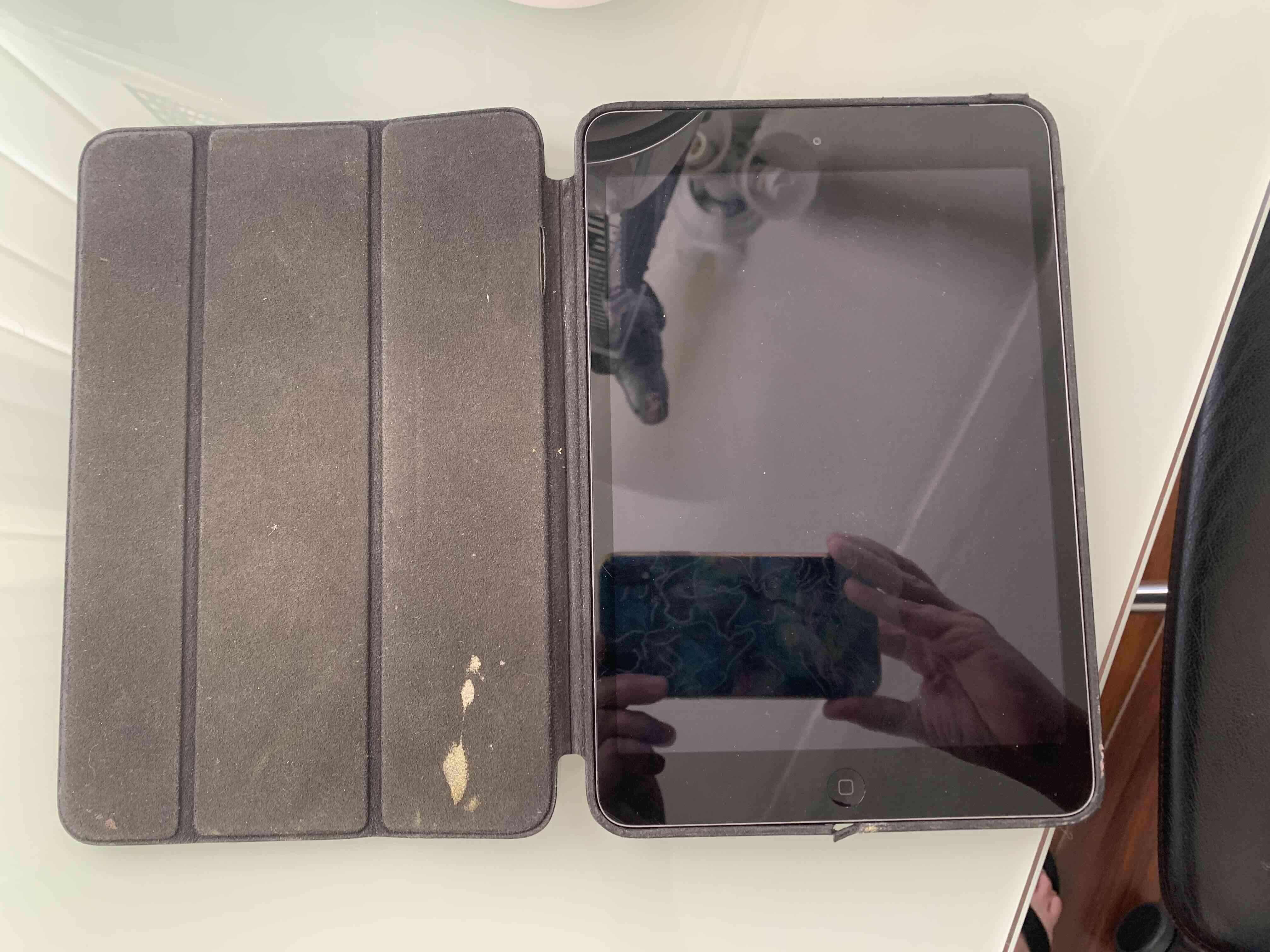 iPad gris en buen estado - miniatura 3