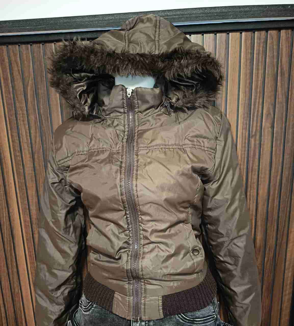 Chaqueta marrón con capucha - miniatura 1