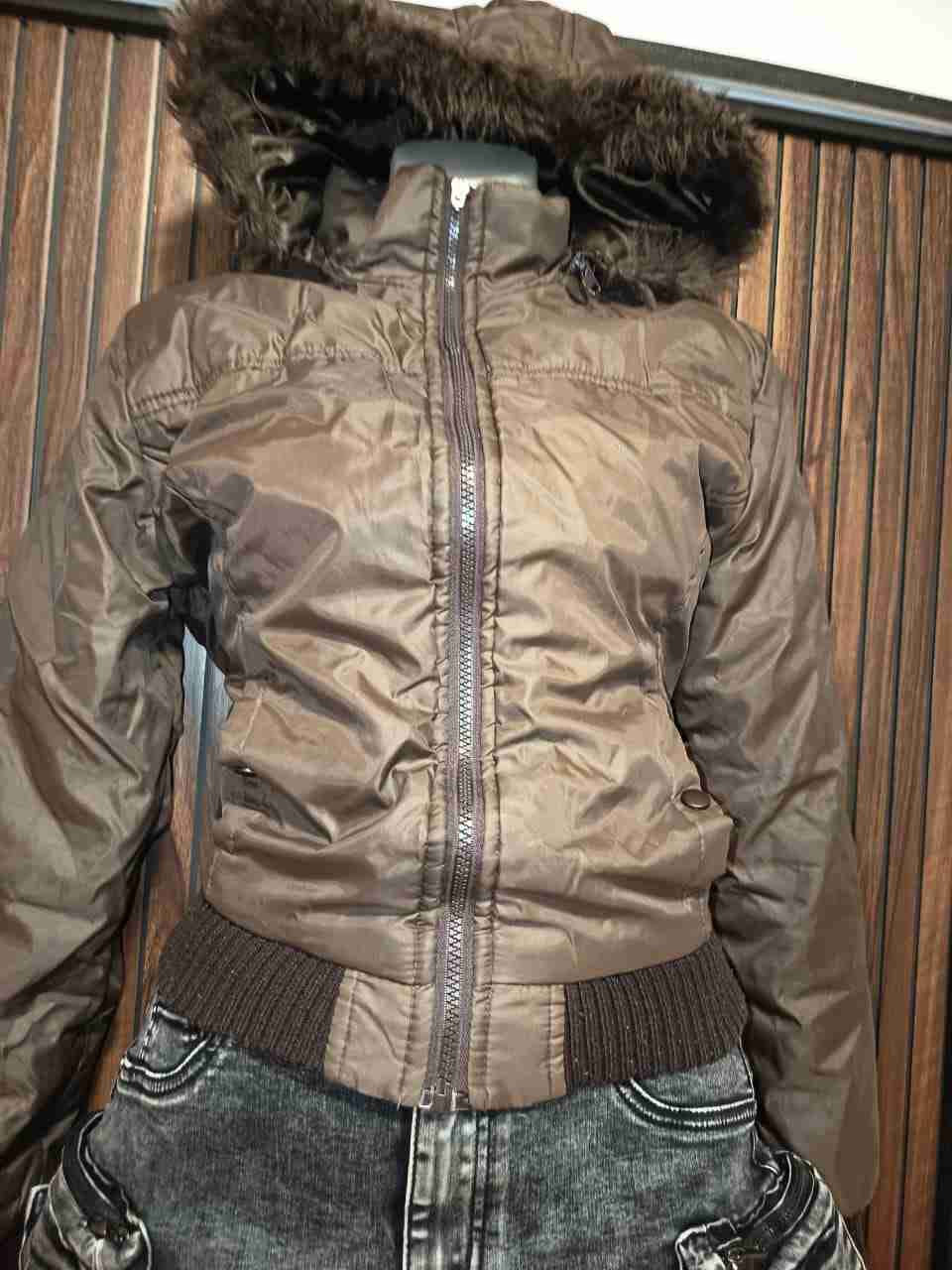 Chaqueta marrón con capucha - miniatura 2