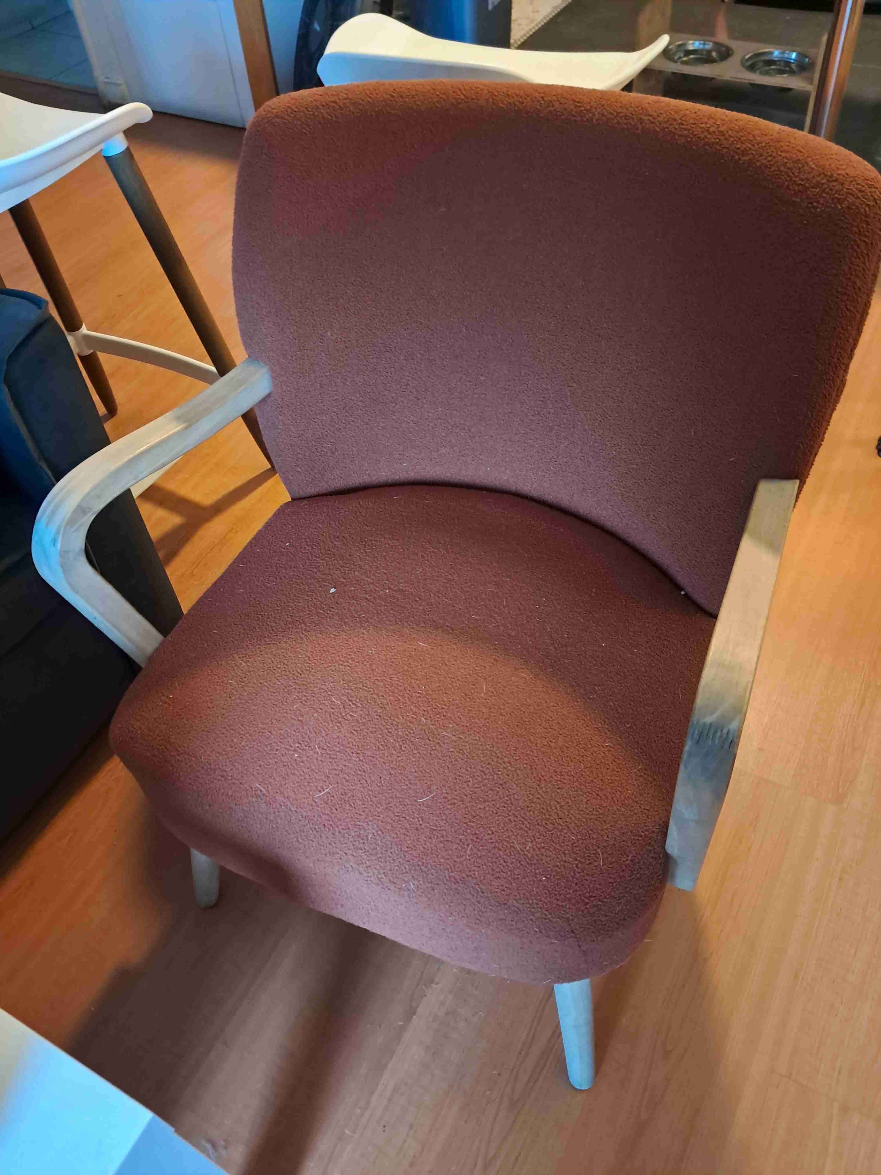 Sillón tapizado color ladrillo con brazos madera