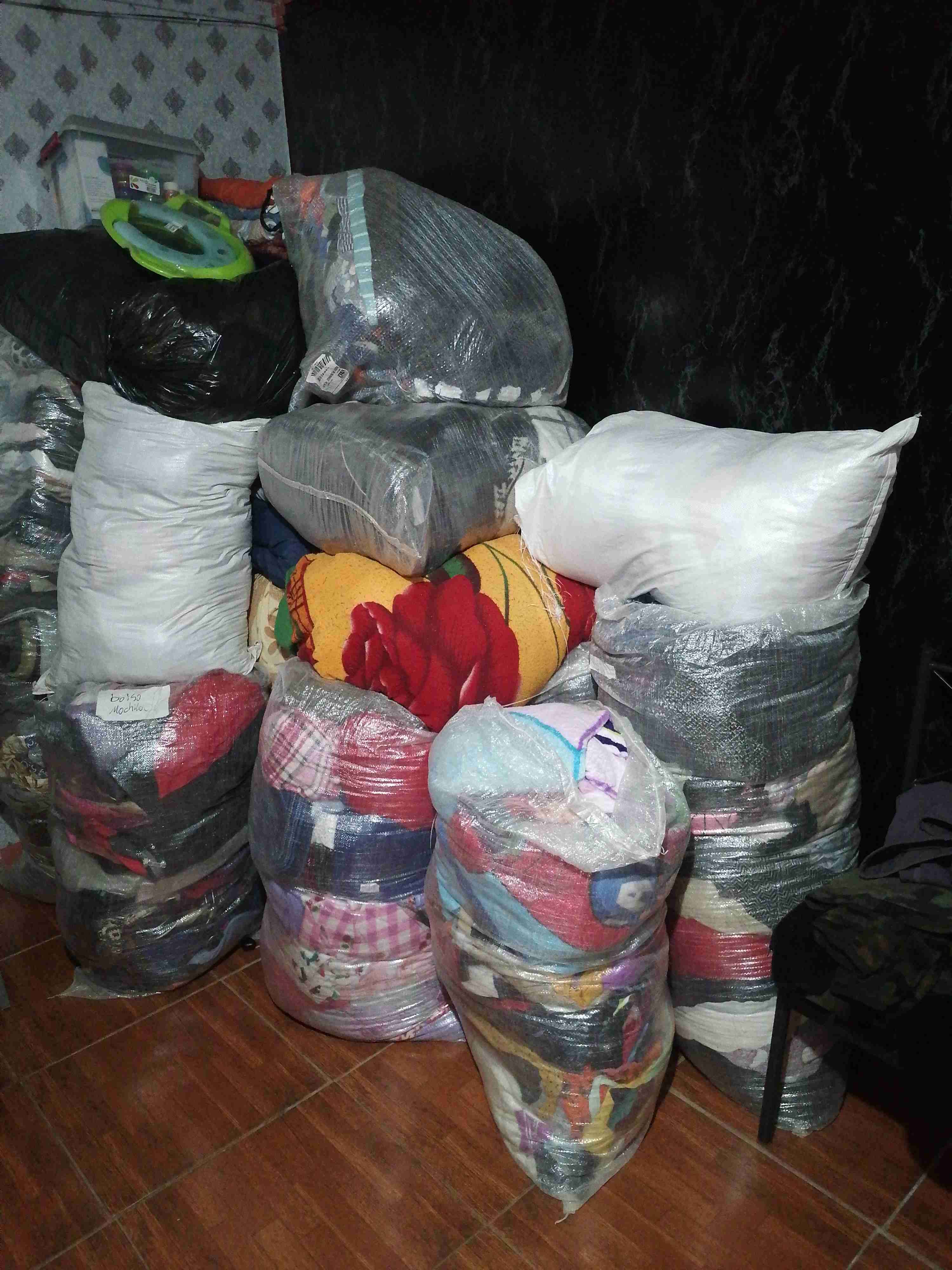 Ropa variada en sacos