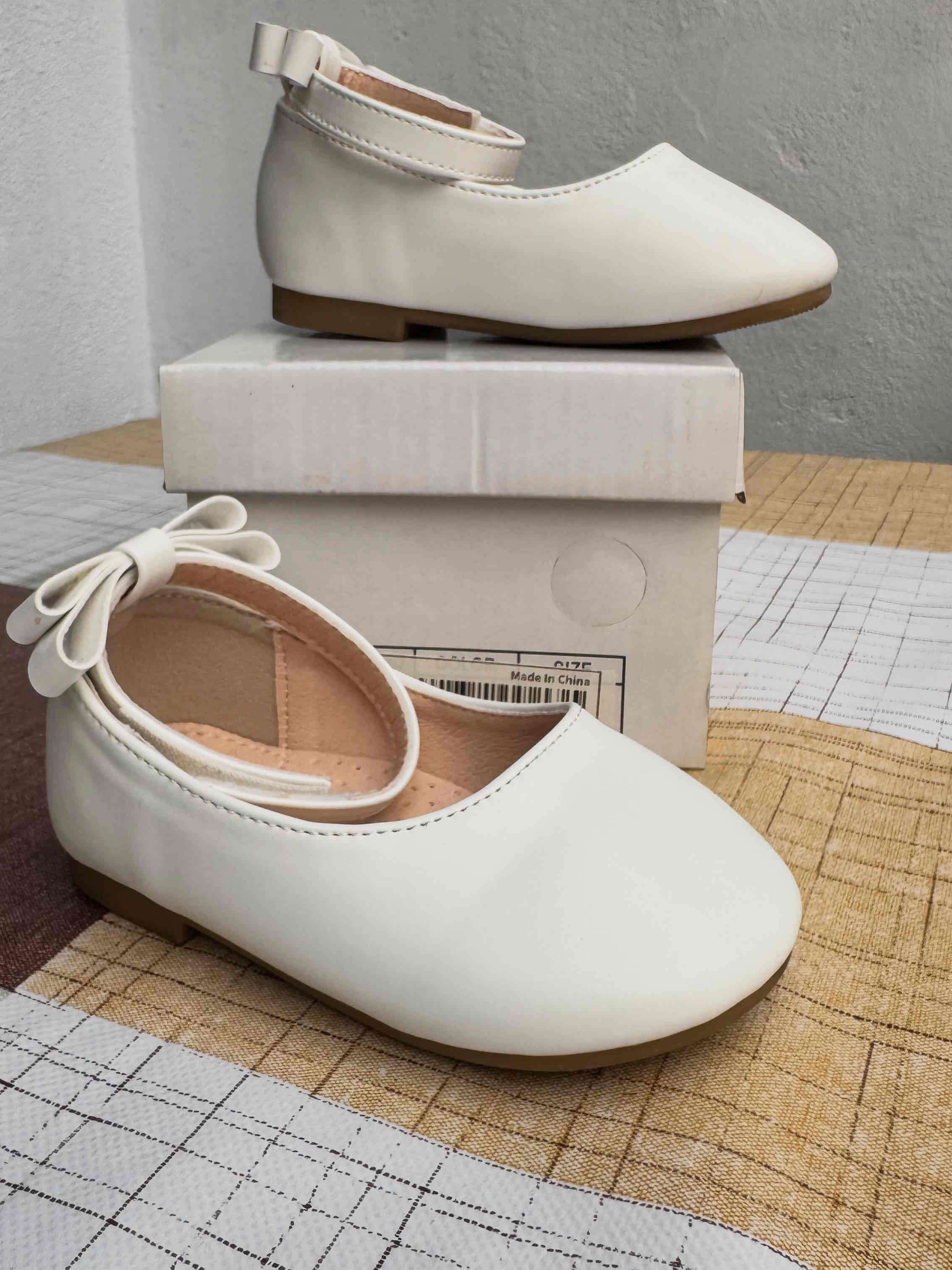 Zapatos blancos de niña