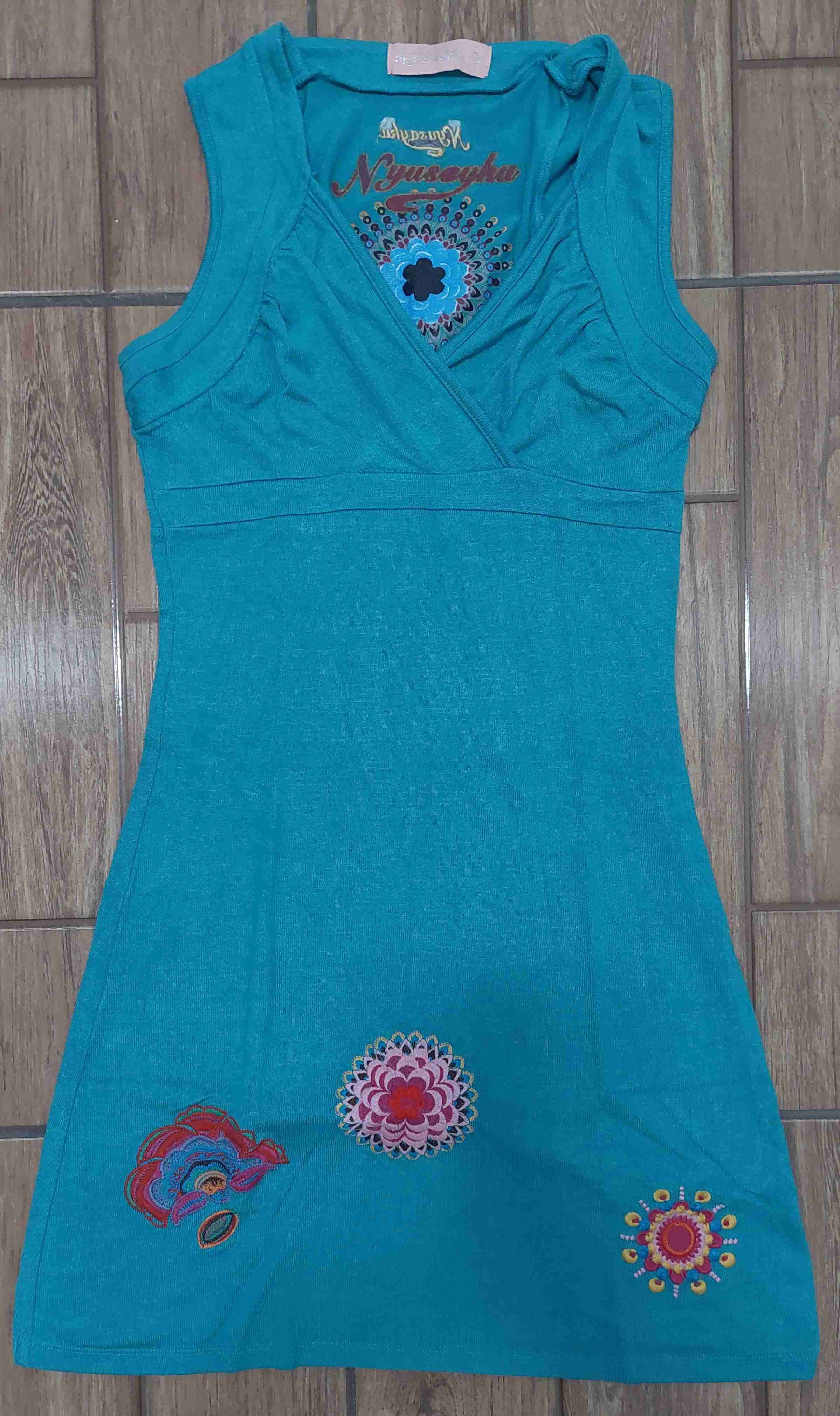Vestido turqueza con bordados coloridos