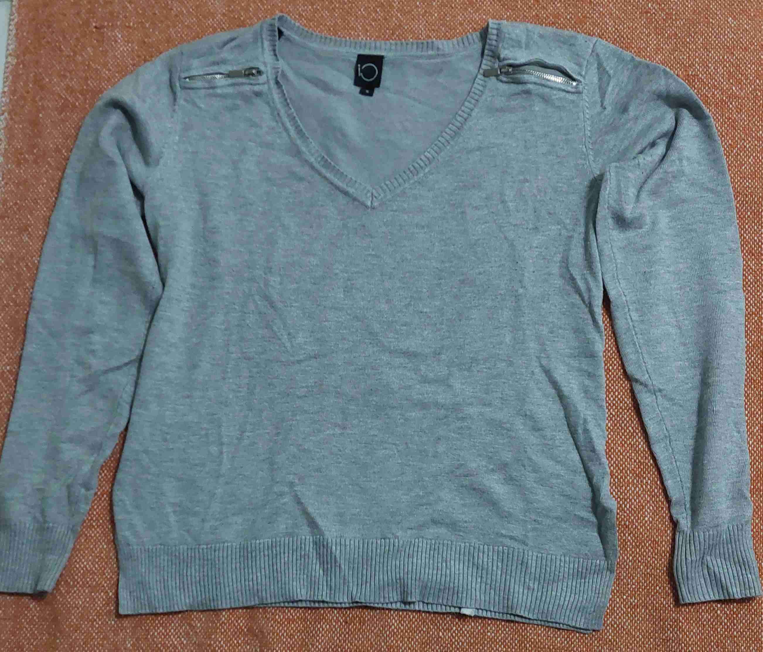 Suéter gris con cierre decorativo - miniatura 1