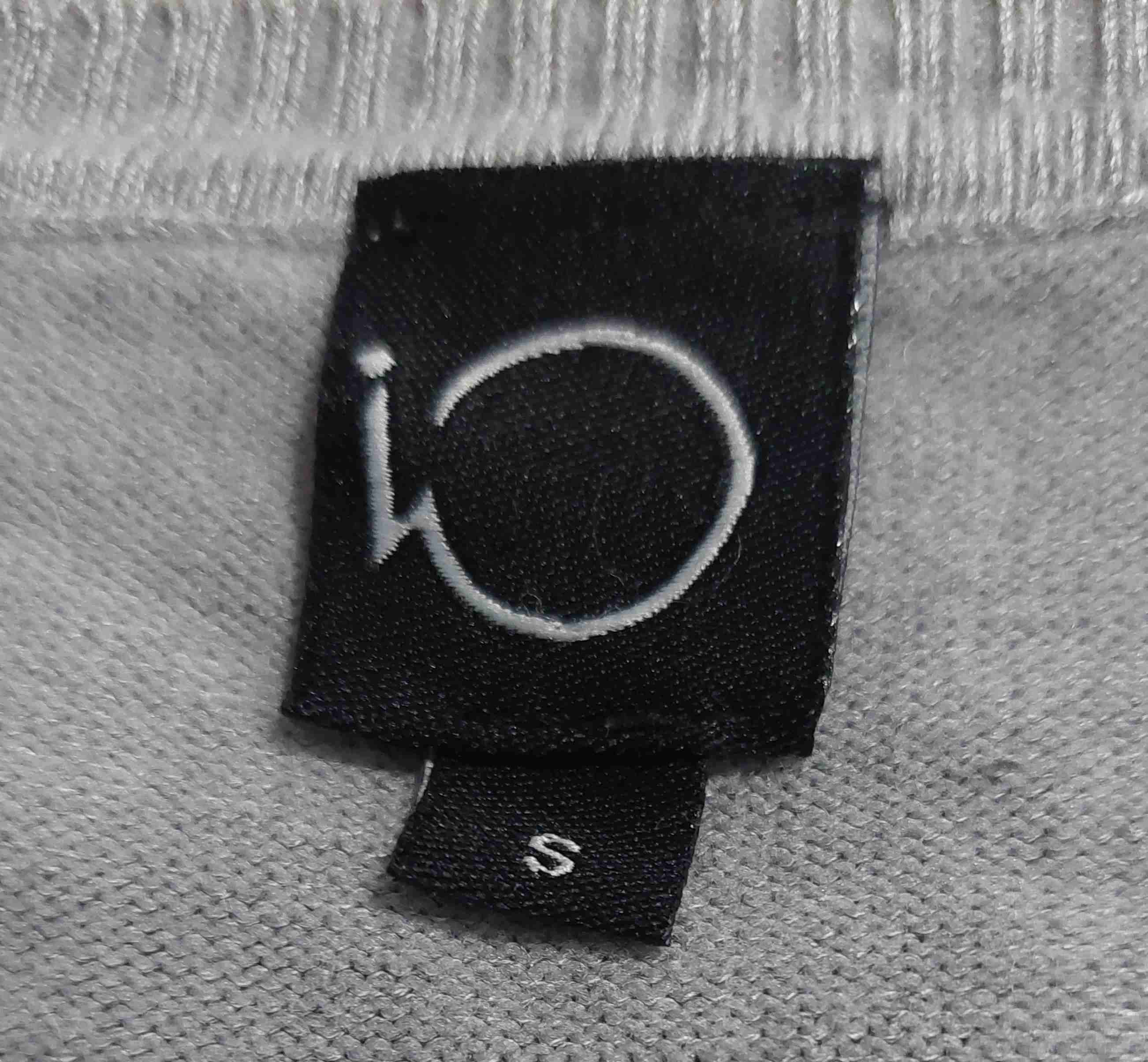 Suéter gris con cierre decorativo - miniatura 2