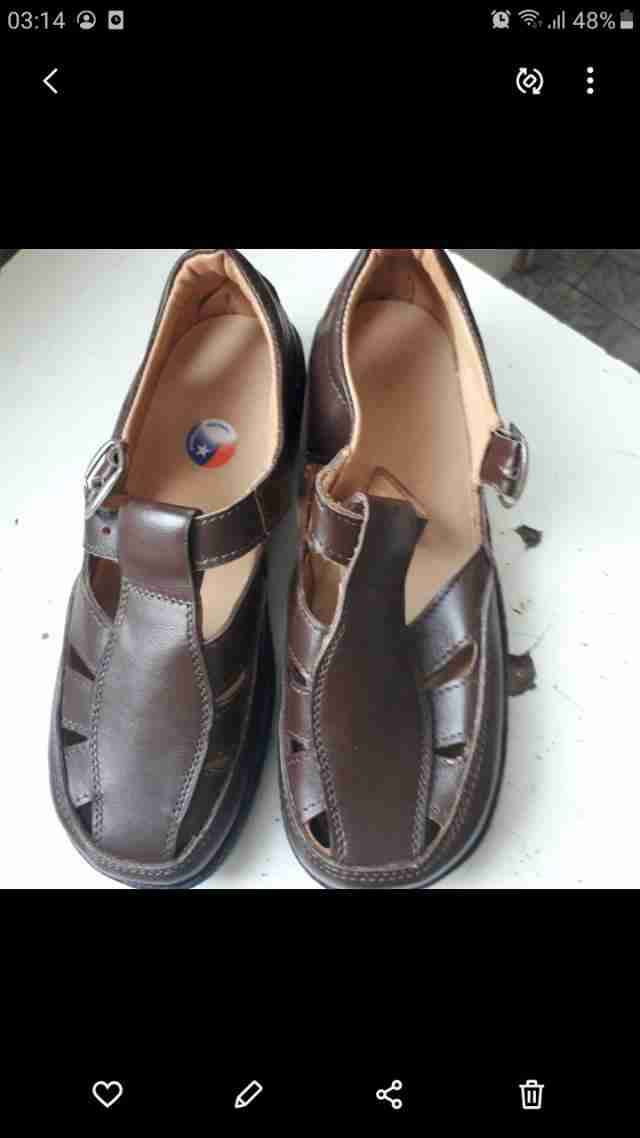 Sandalias de cuero marrón