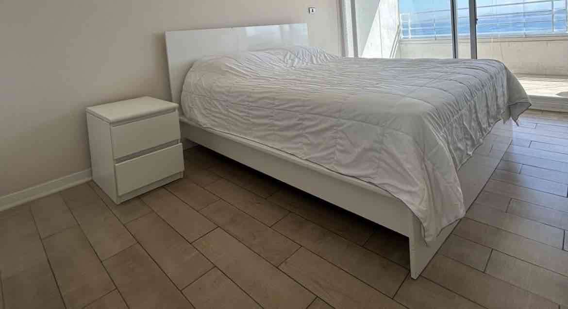 Cama matrimonial con veladores blanco - miniatura 1