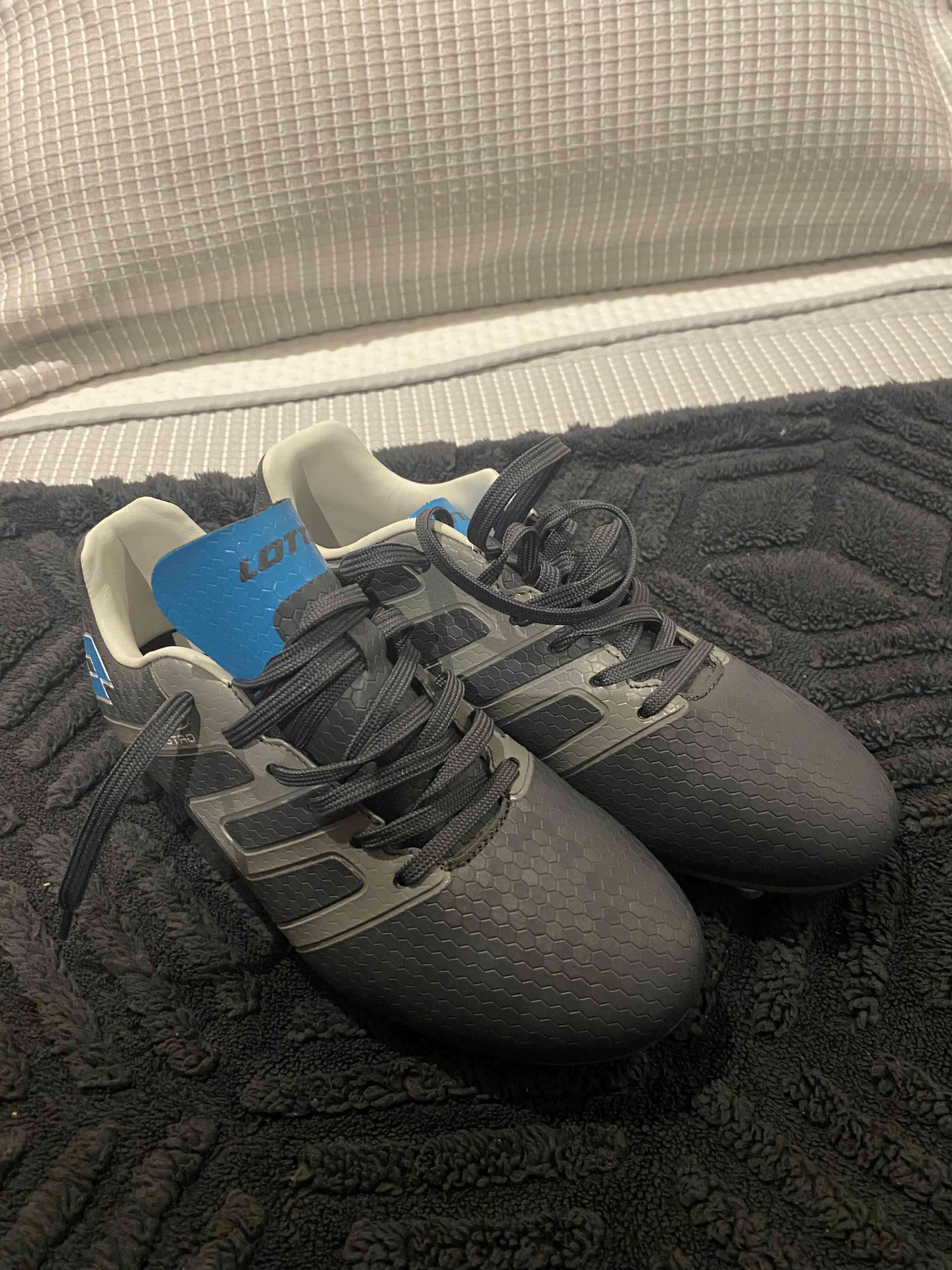 Zapatillas de fútbol Lotto negras - miniatura 1