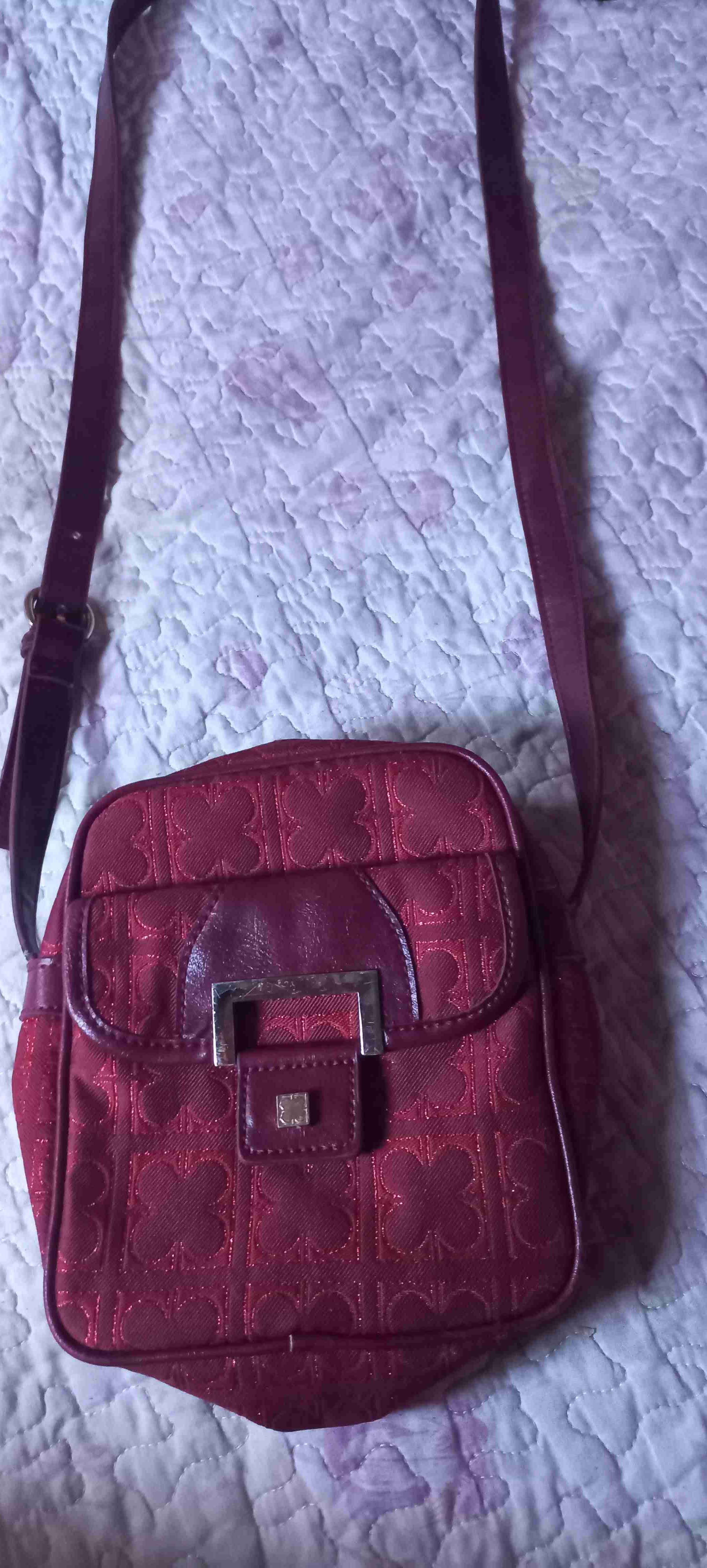 Cartera cruzada bordó con hebilla