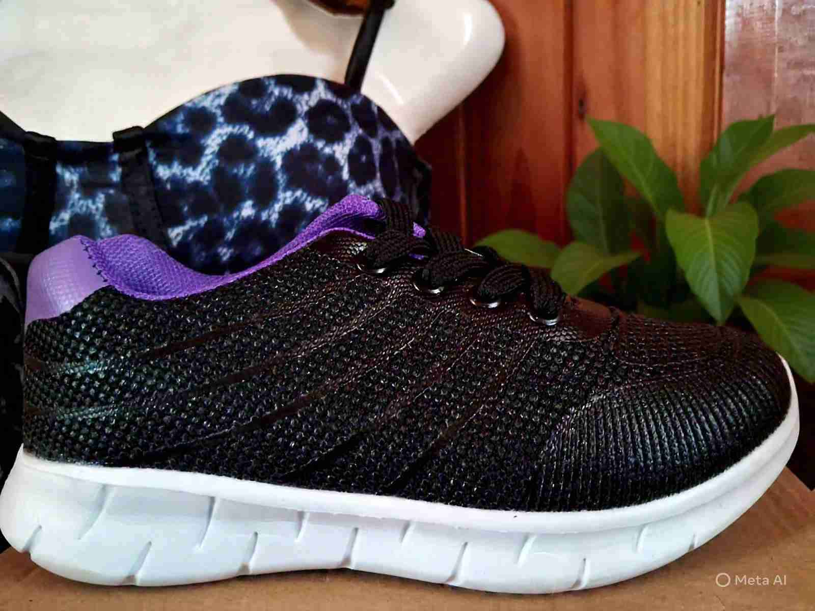 Zapatillas deportivas negras y moradas - miniatura 1