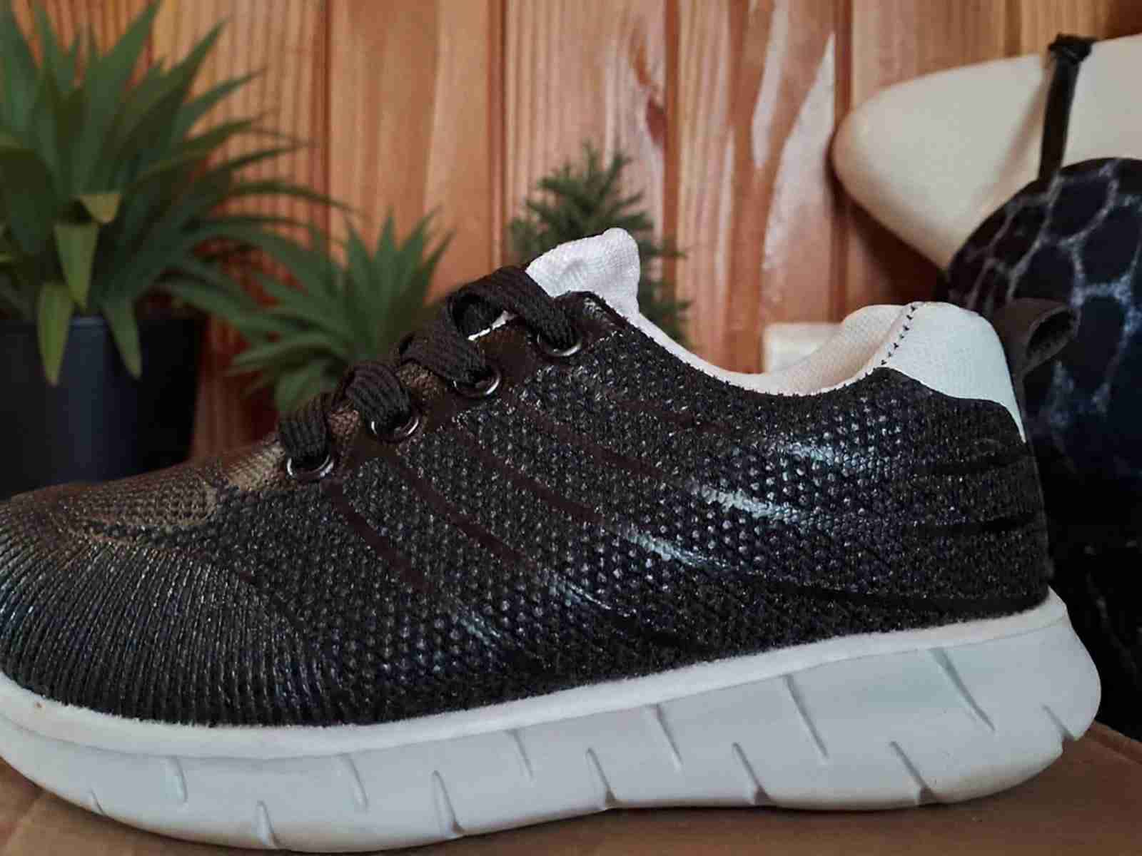 Zapatillas deportivas negras y moradas - miniatura 2