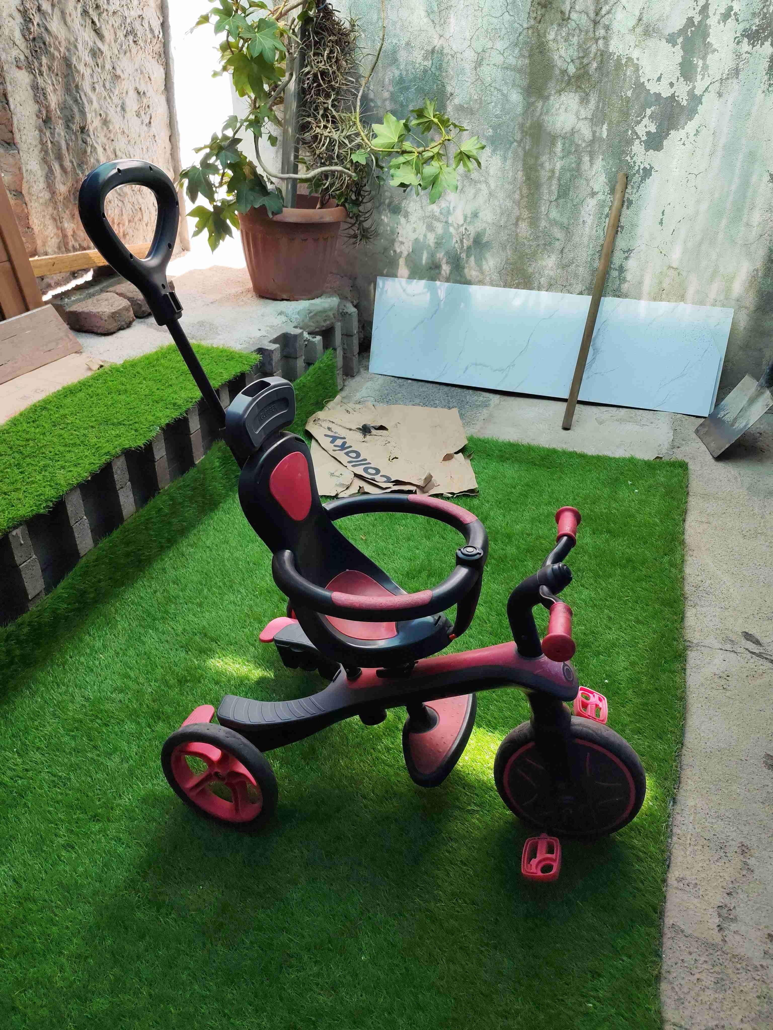 Triciclo infantil rojo y negro - miniatura 1