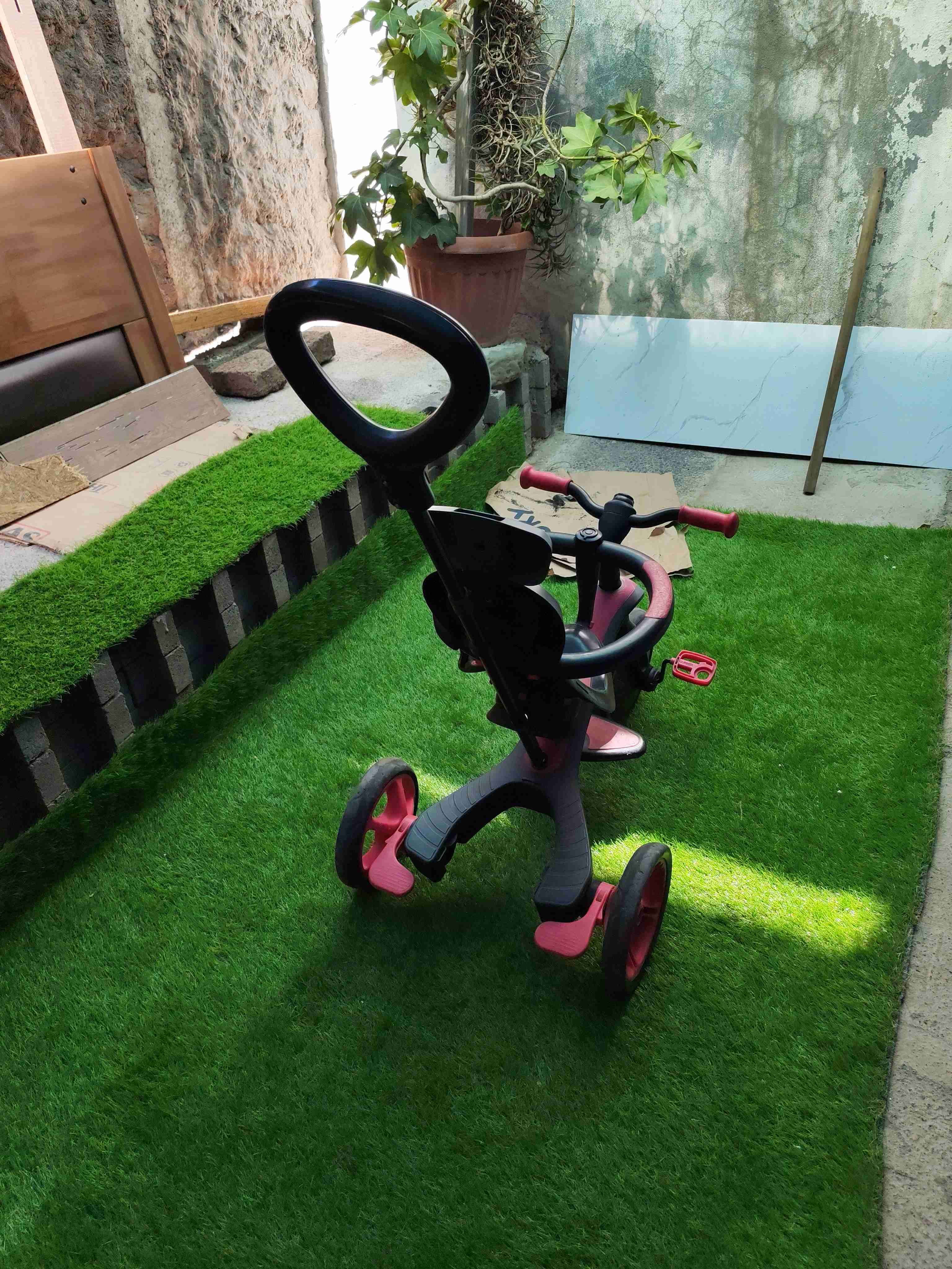 Triciclo infantil rojo y negro - miniatura 2