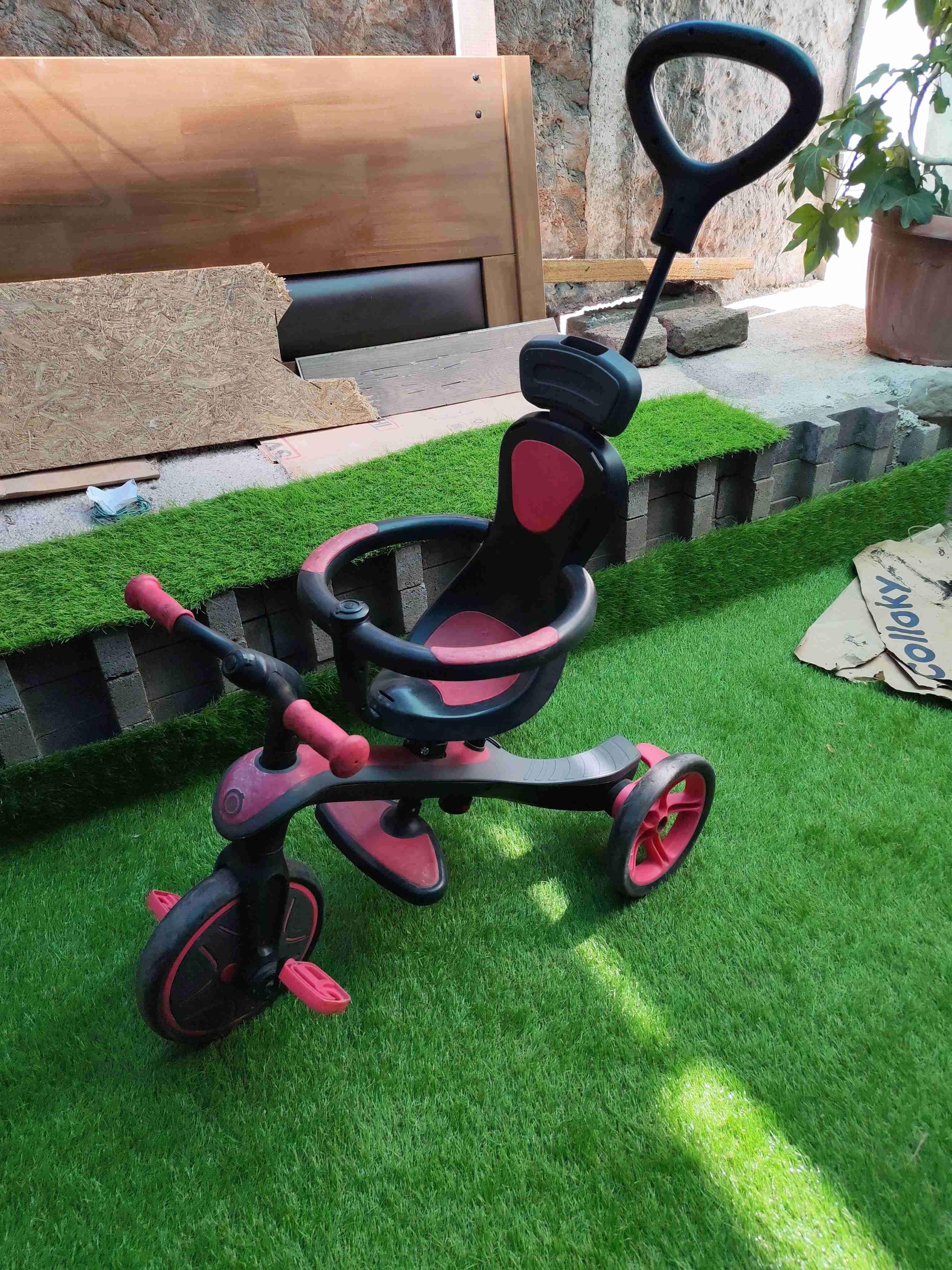 Triciclo infantil rojo y negro - miniatura 3