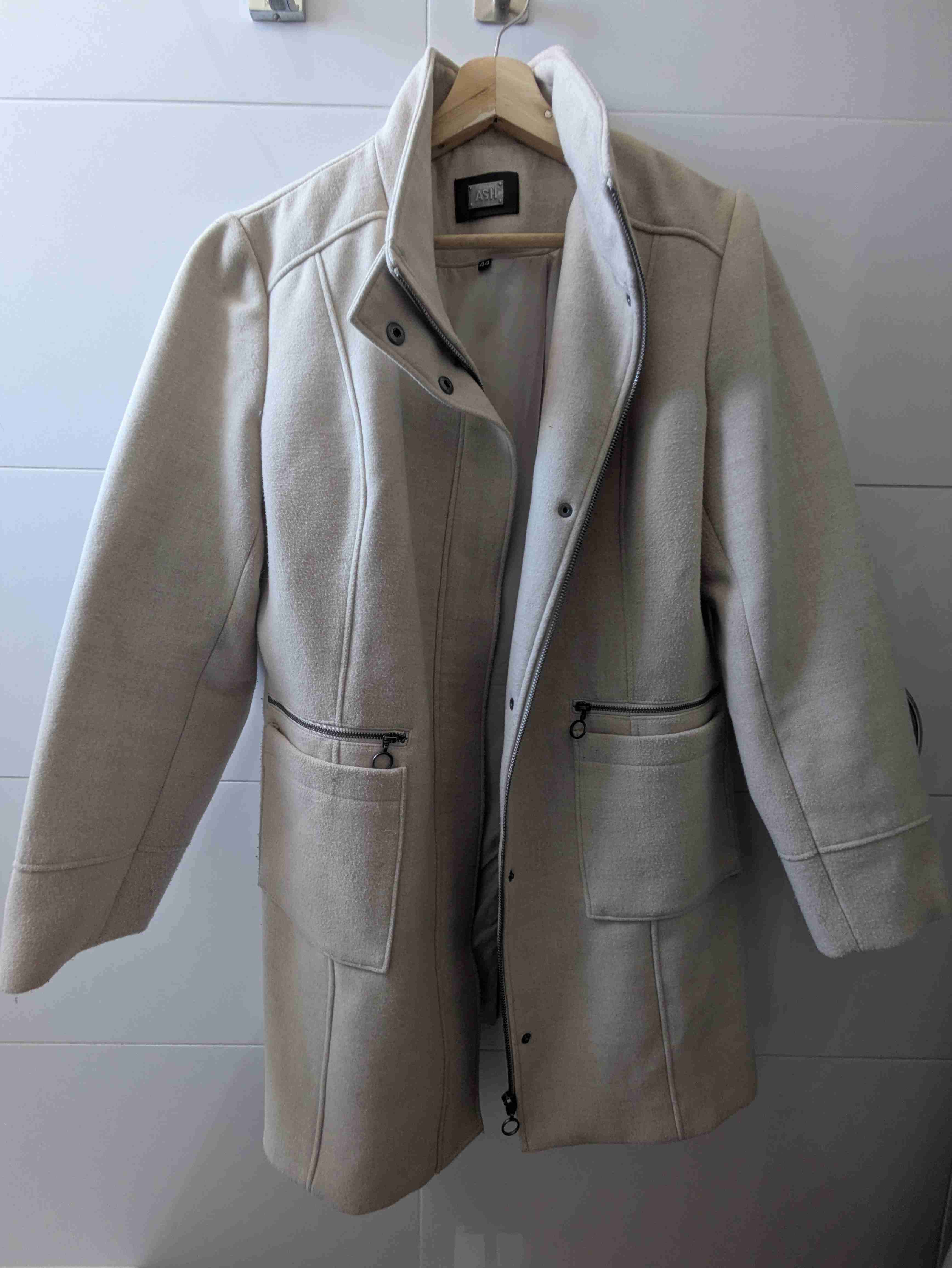 Abrigo beige con bolsillos - miniatura 1