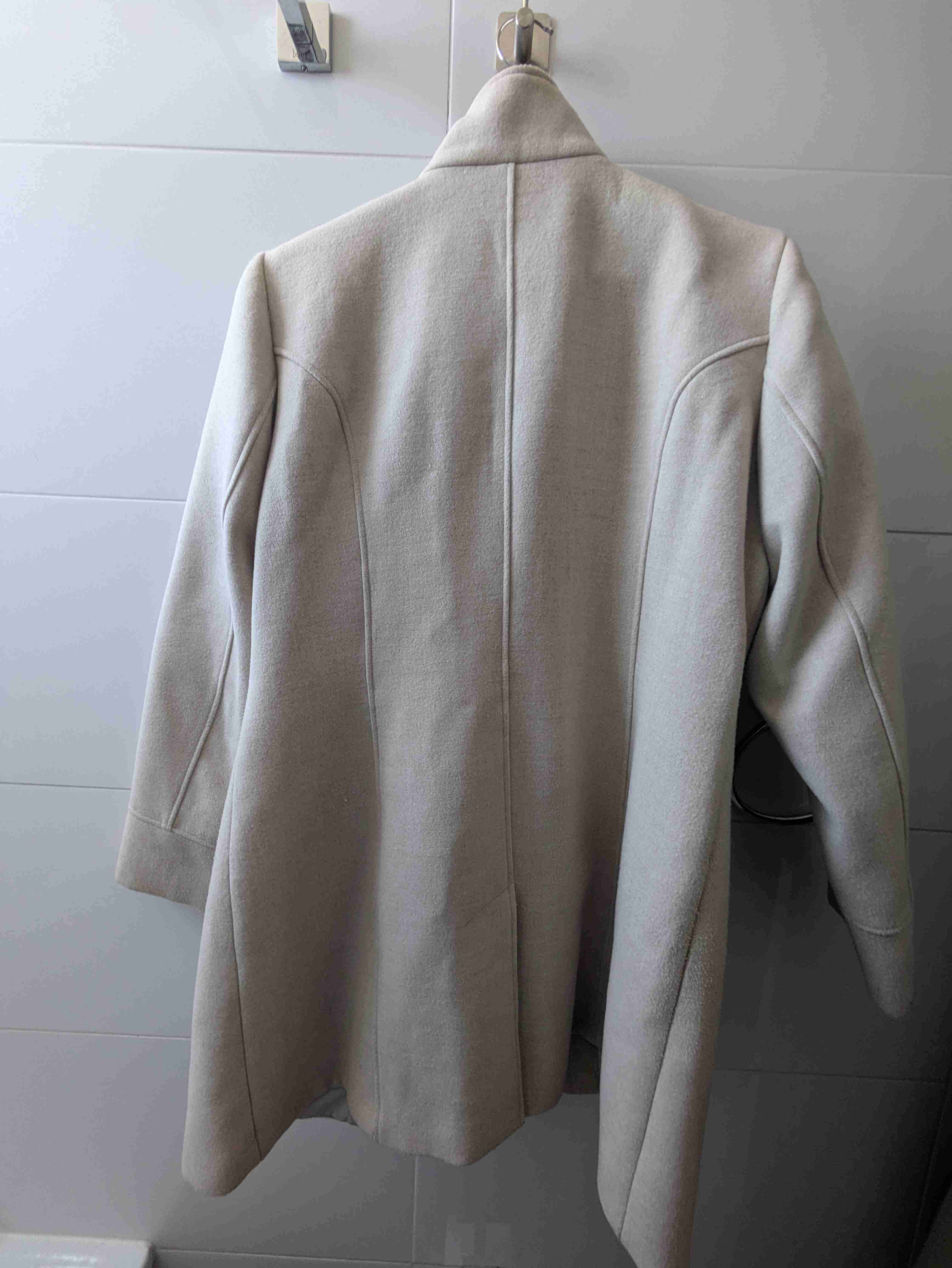 Abrigo beige con bolsillos - miniatura 3