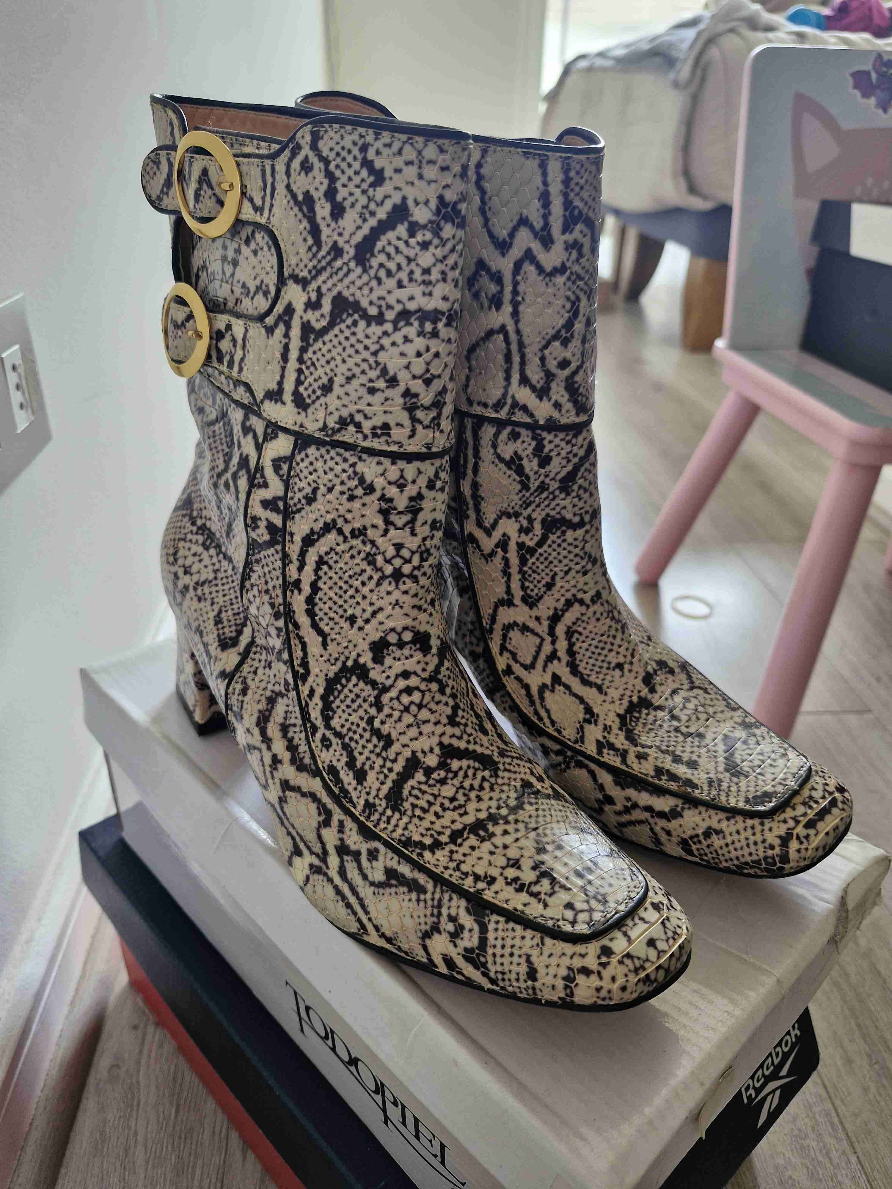 Botines de cuero tipo serpiente con hebillas