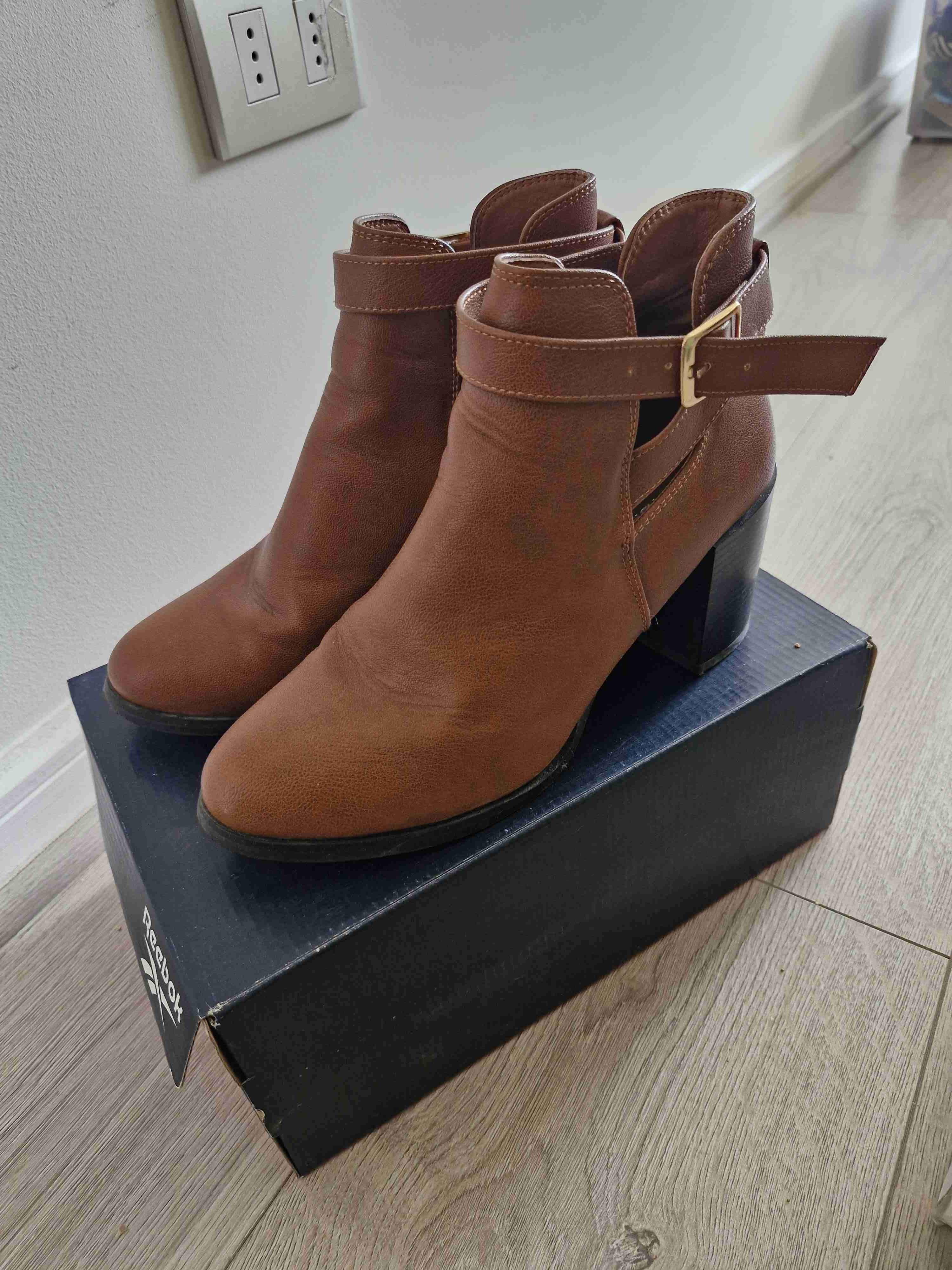 Botines con hebillas marrón