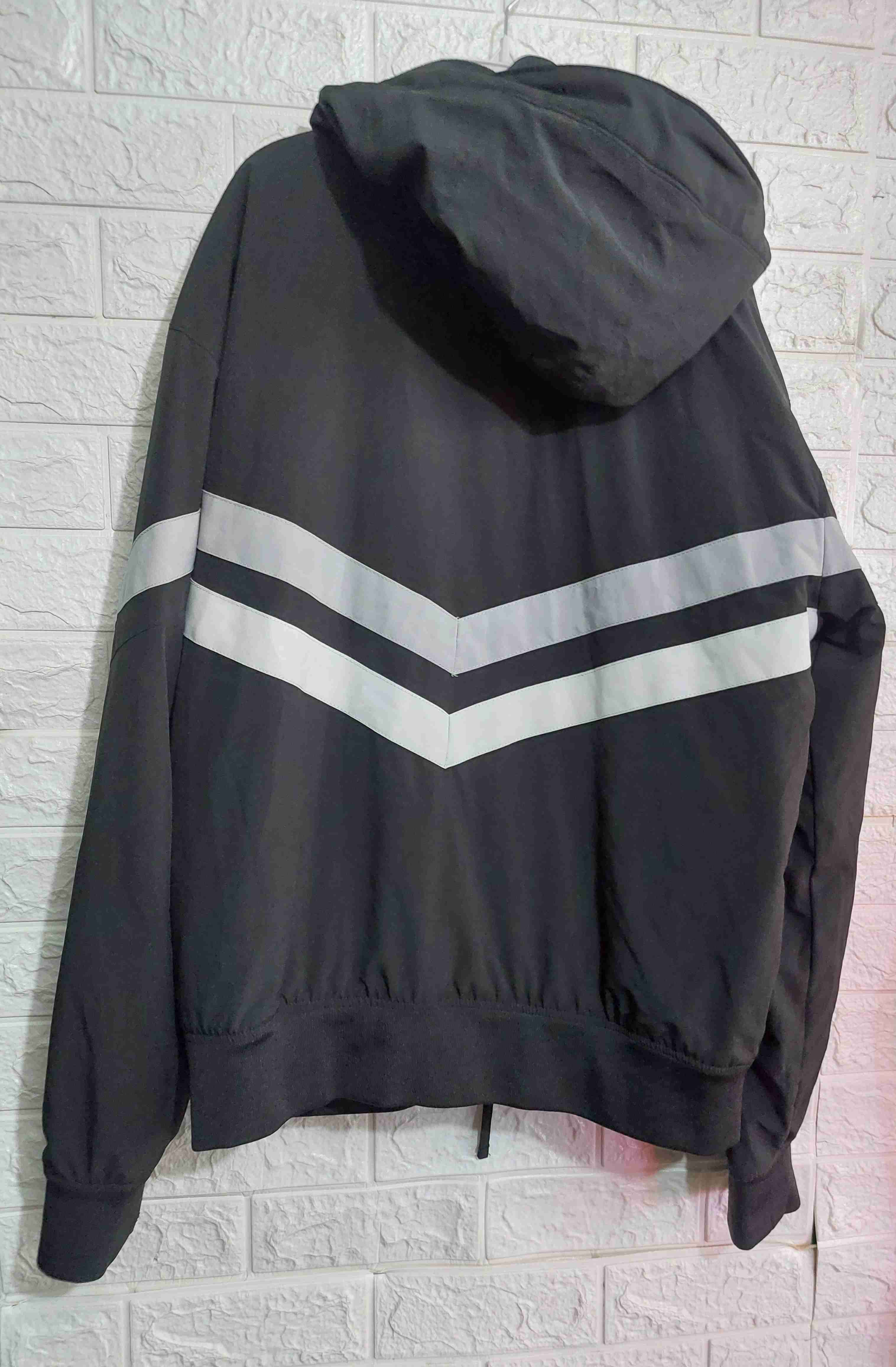 Polerón negro Hollister con rayas - miniatura 3