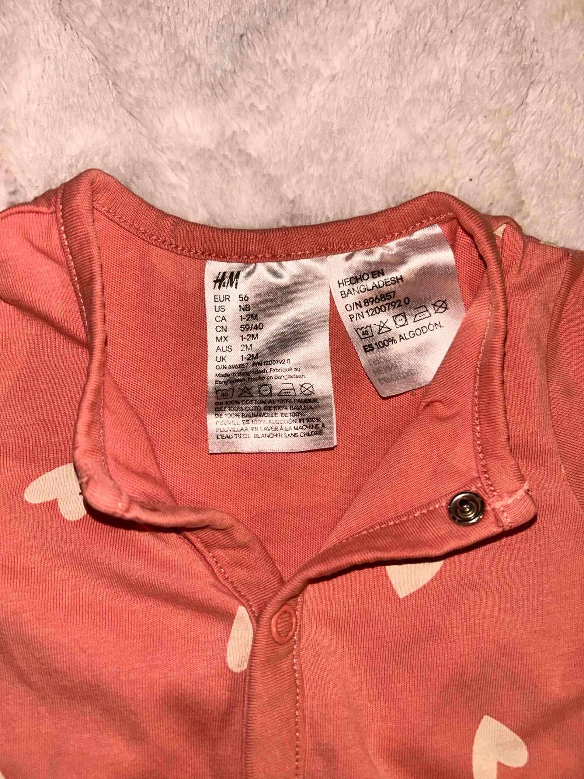 Babygrow rosado con corazones - miniatura 2