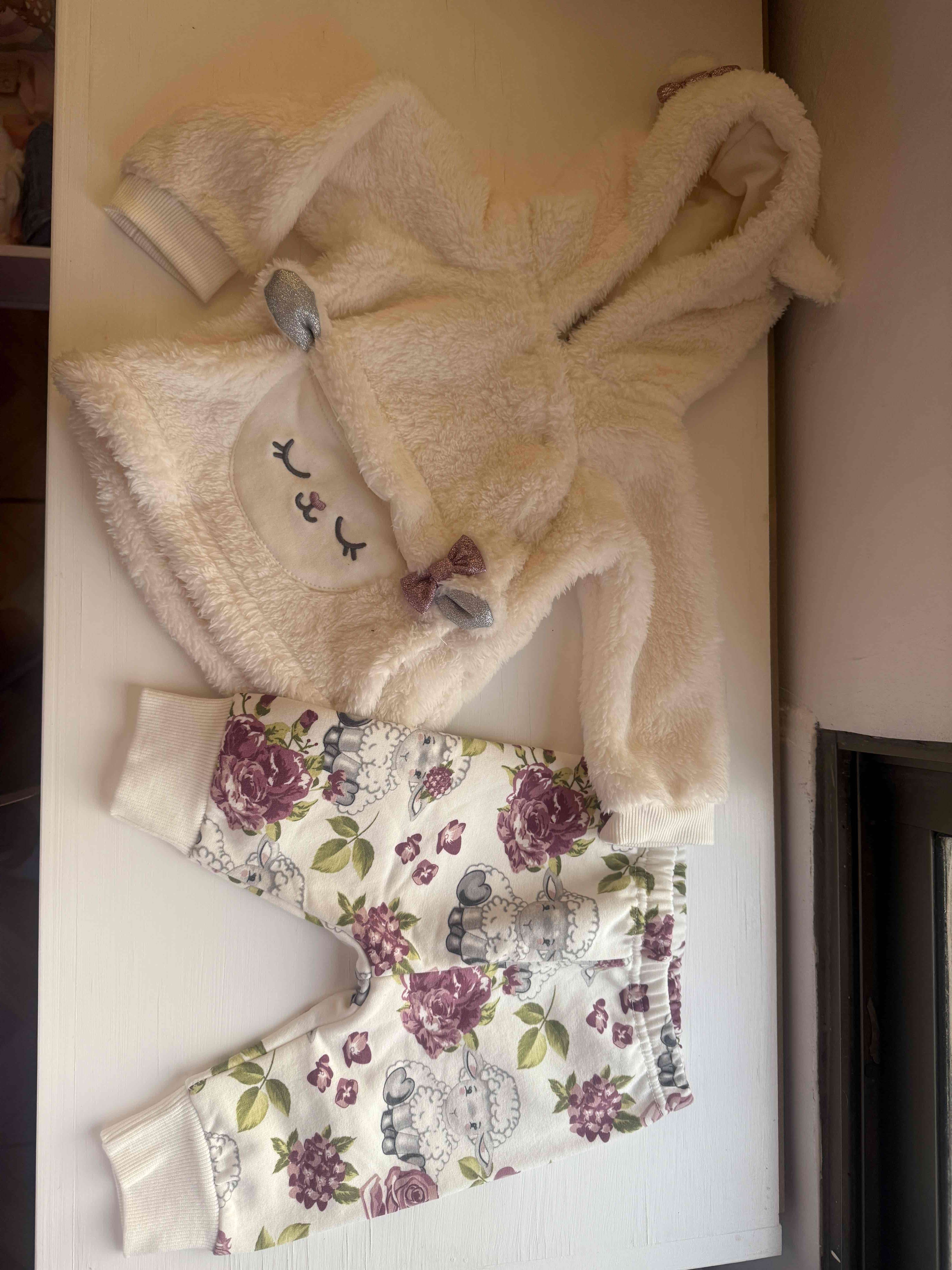 Ropita de bebé con diseño de ovejita