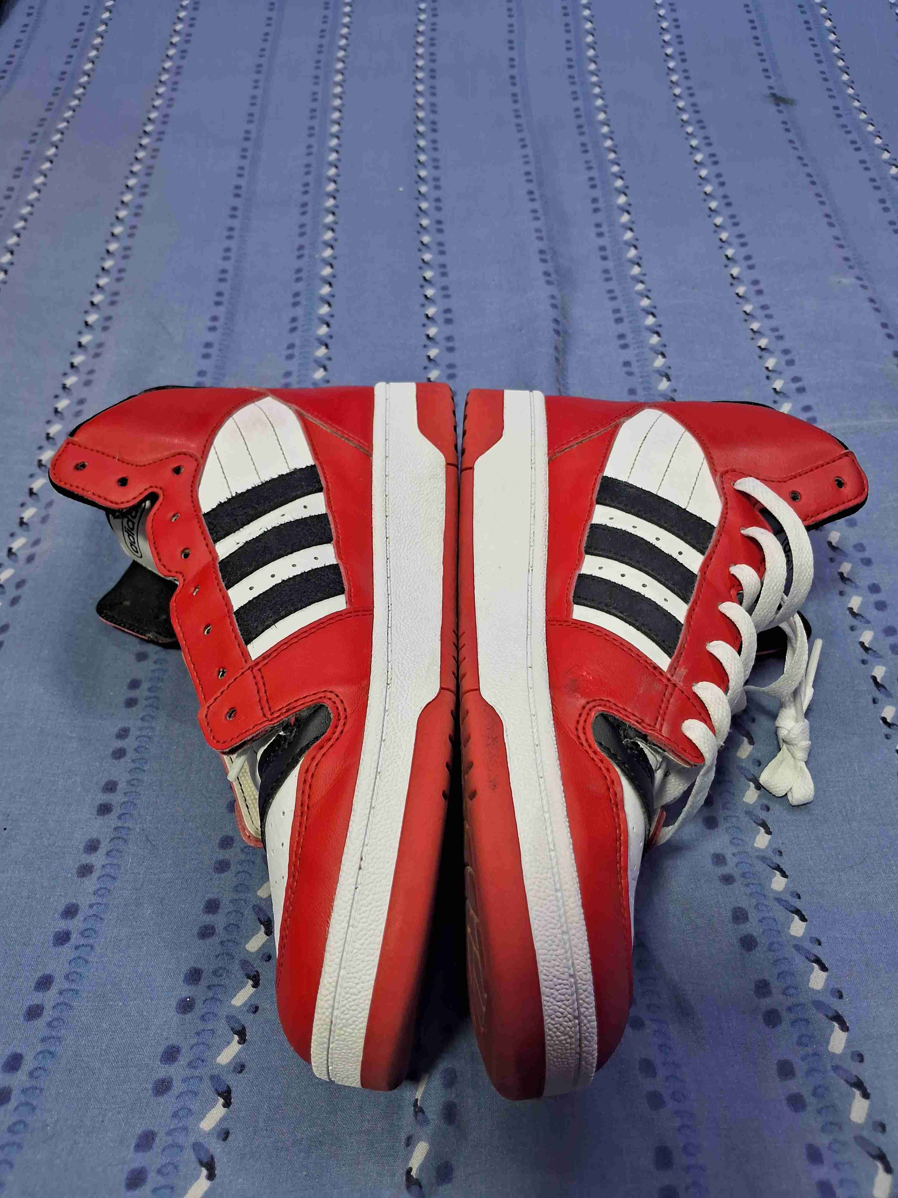 Zapatillas Adidas rojas y blancas - miniatura 2