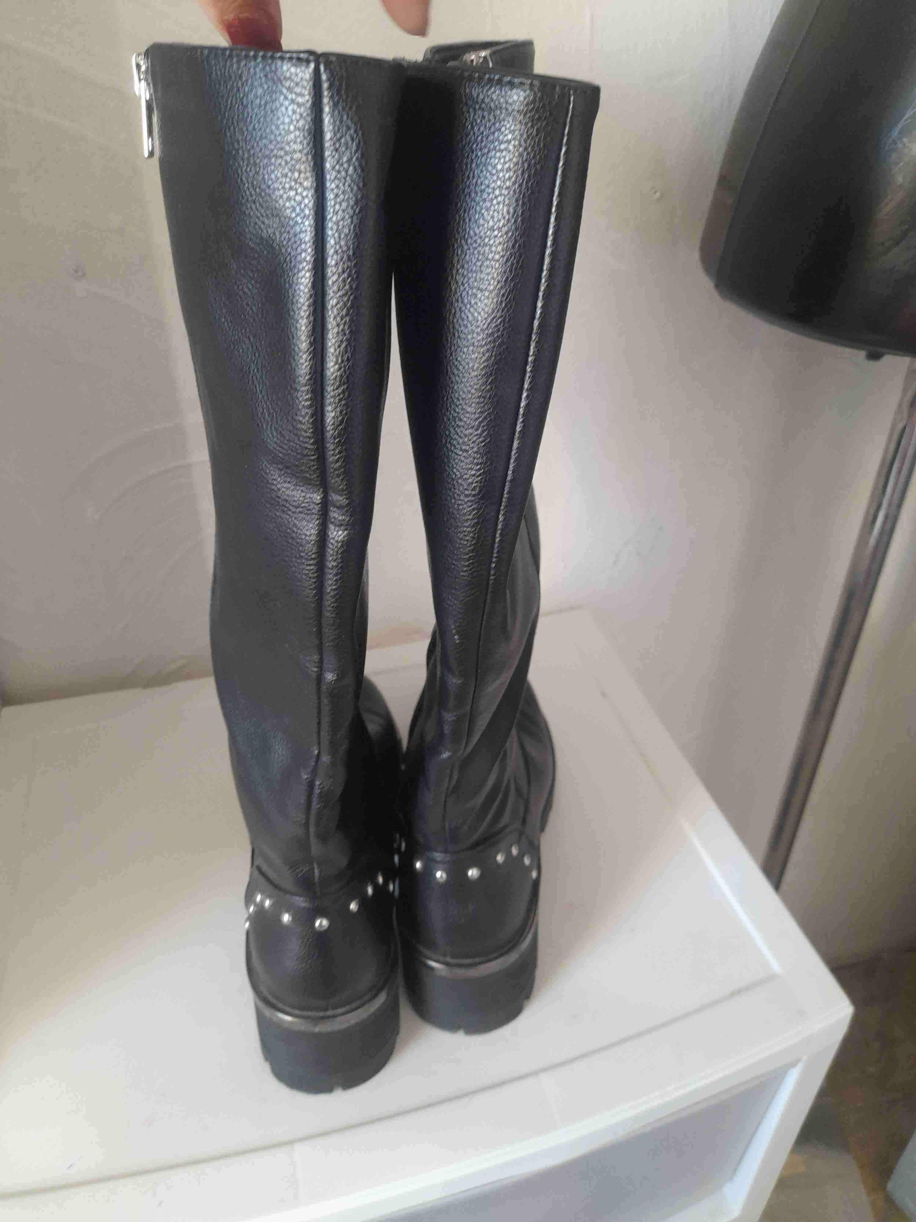 Botas negras con tachas - miniatura 2