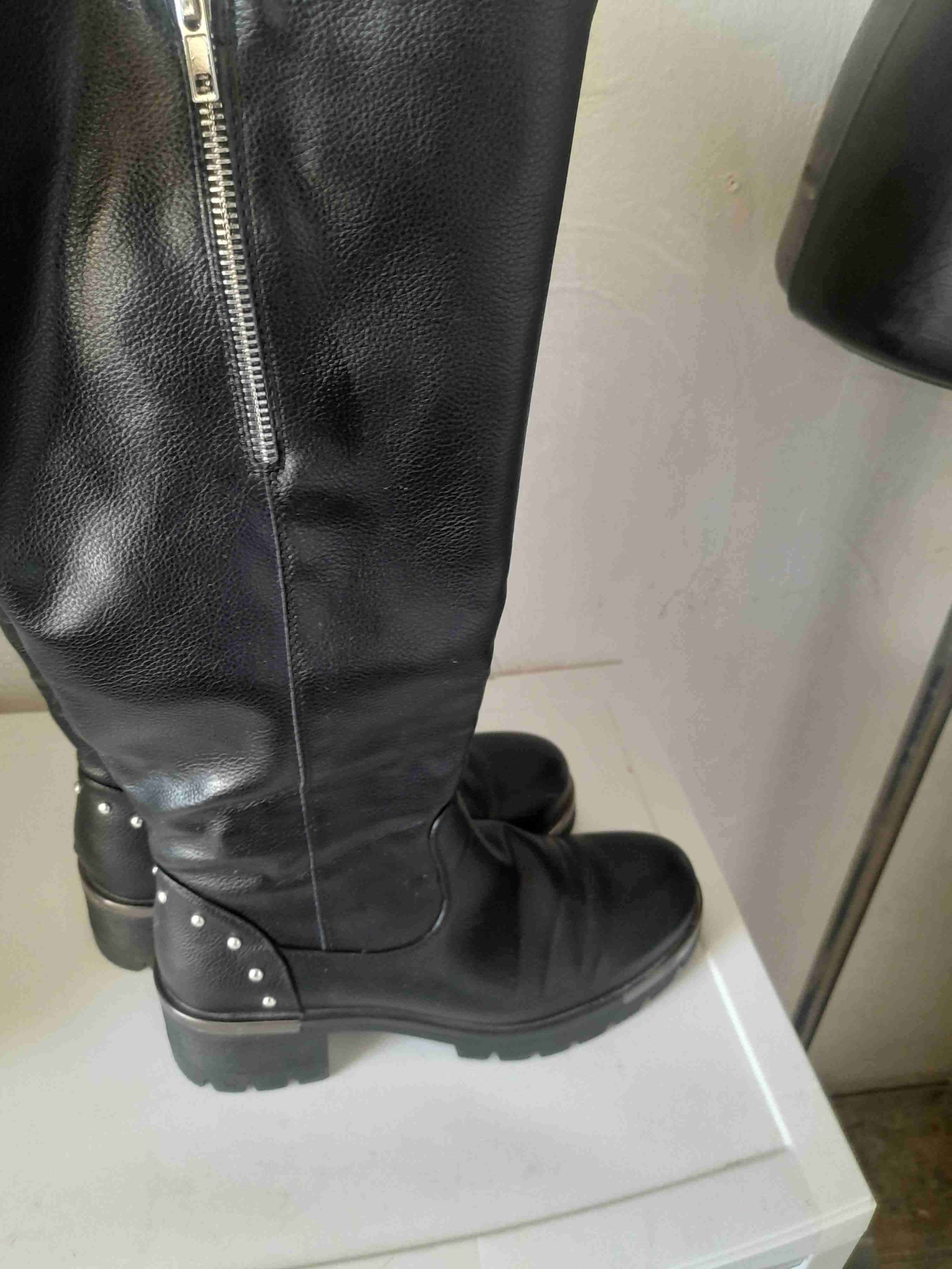 Botas negras con tachas - miniatura 3