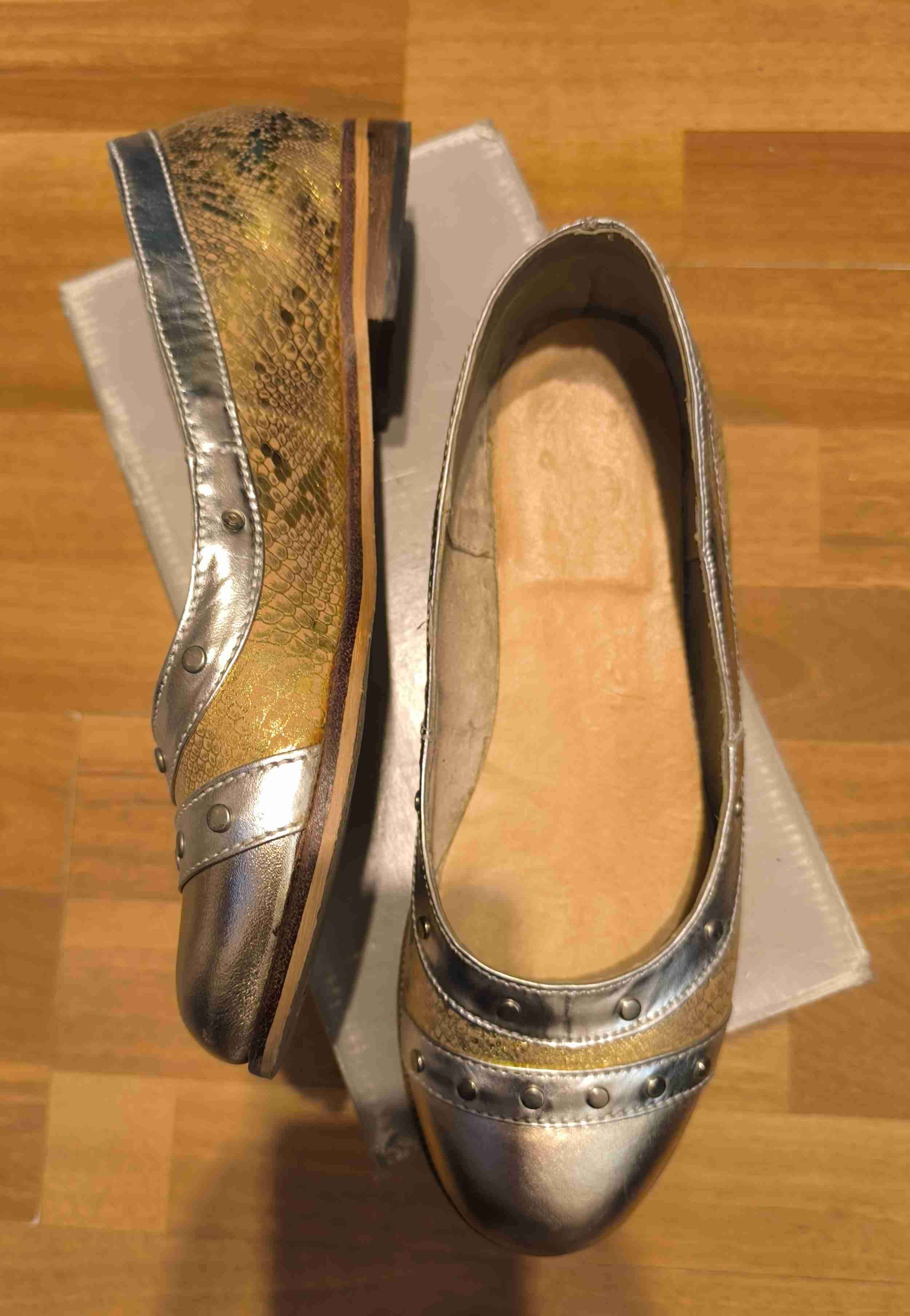 Zapatos planos dorados y plateados - miniatura 1