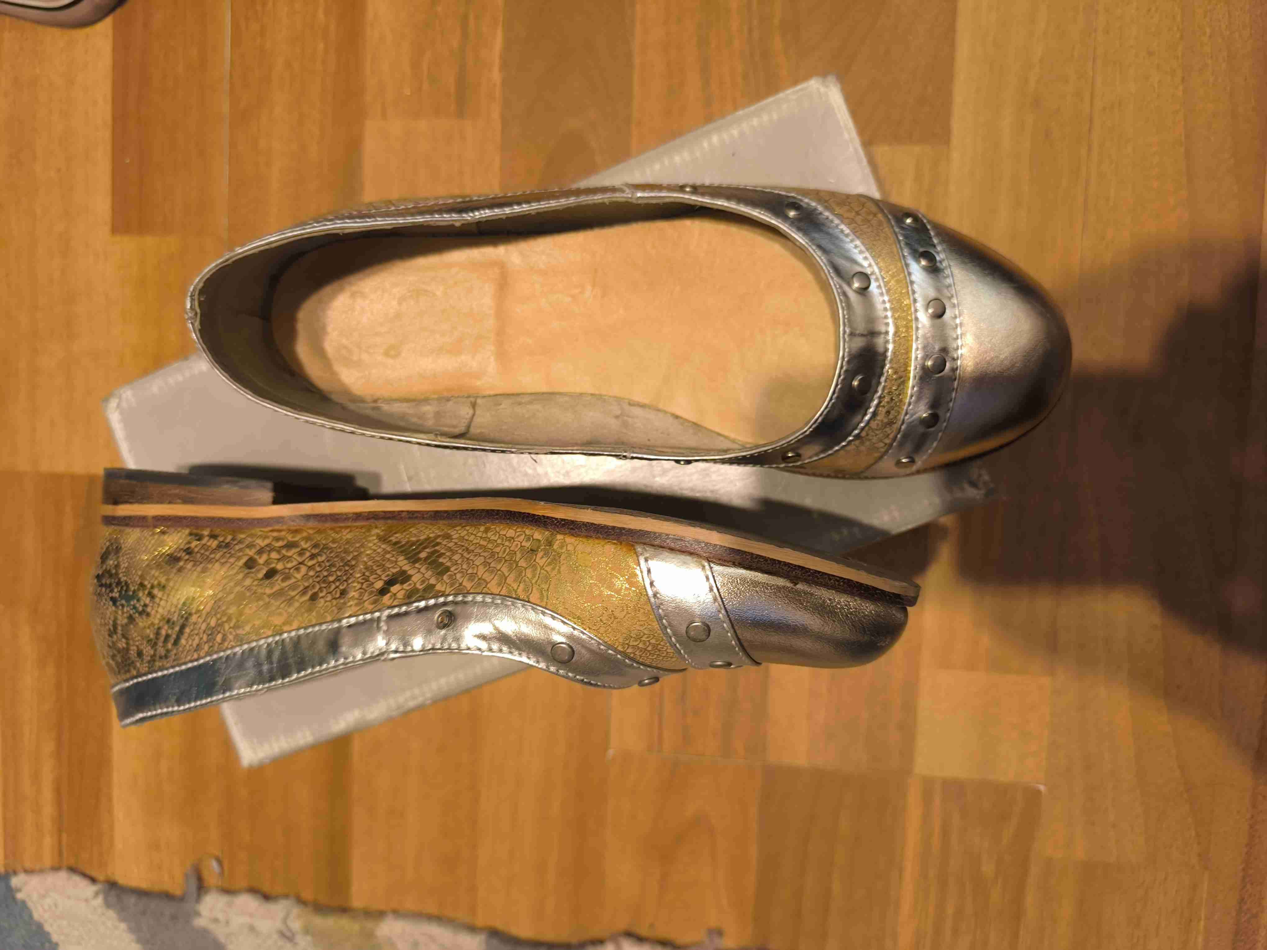 Zapatos planos dorados y plateados - miniatura 2