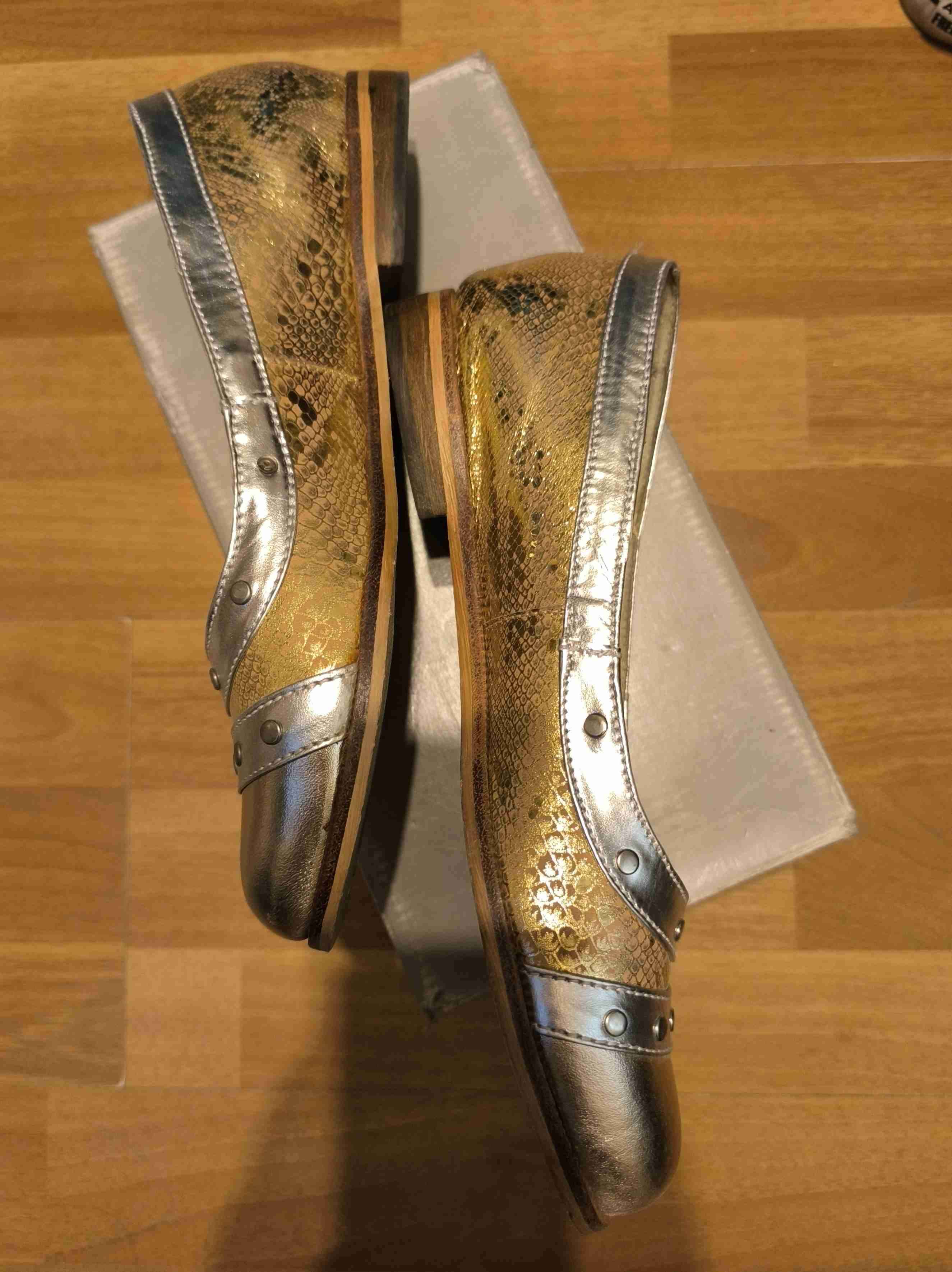 Zapatos planos dorados y plateados - miniatura 3
