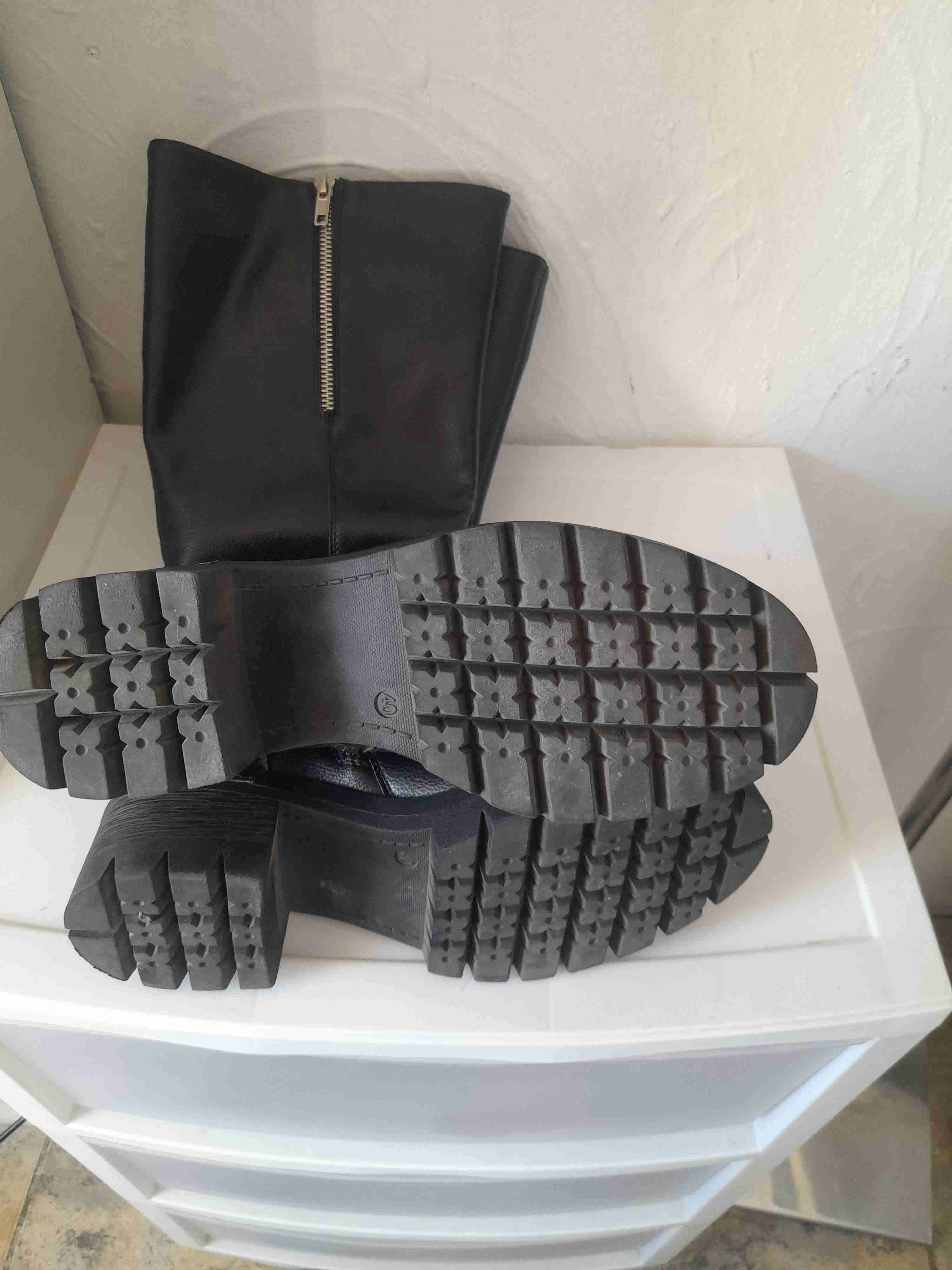 Botas negras con tachas - miniatura 3