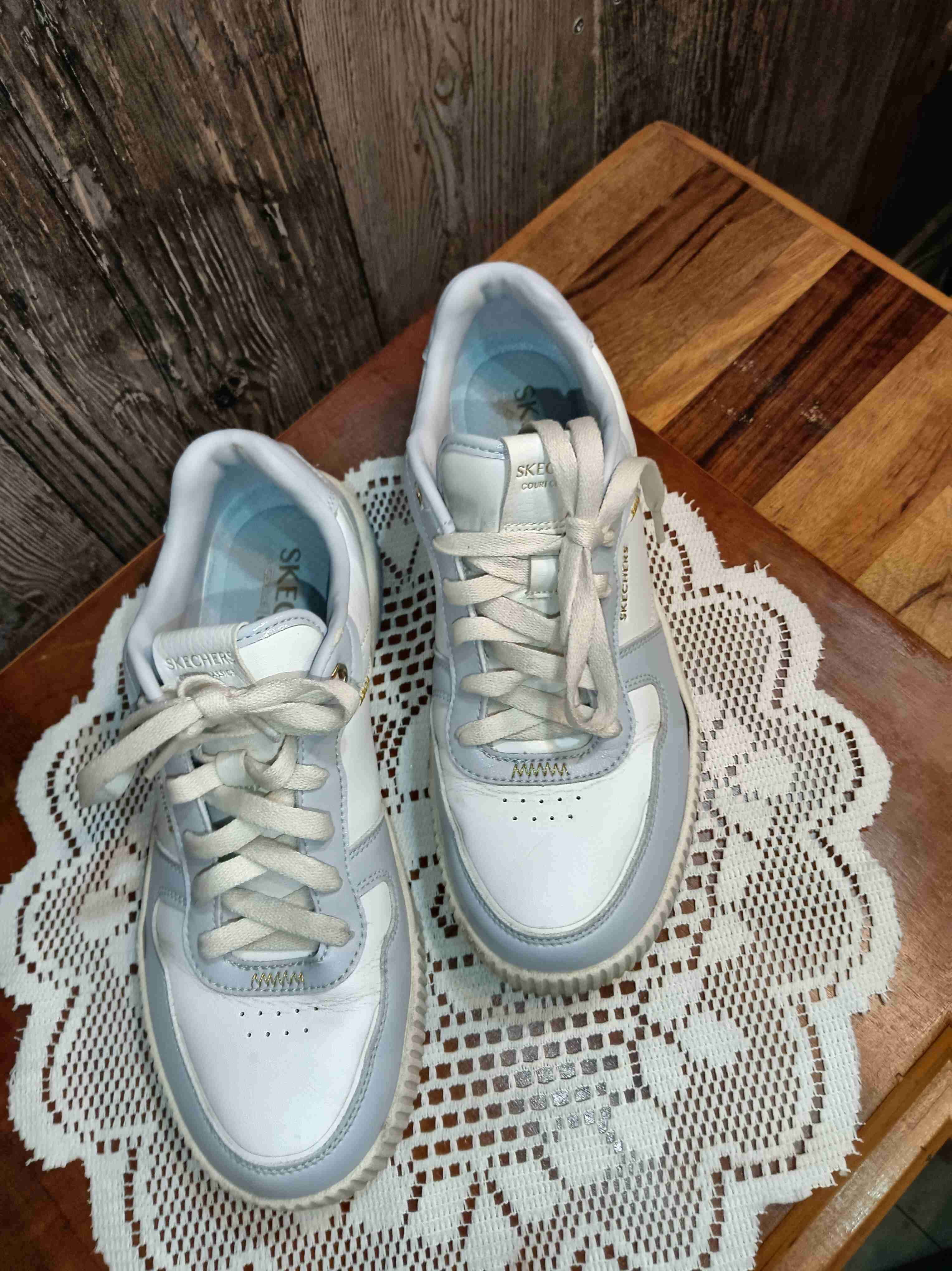 Skechers Lover, color celeste pastel con blanco