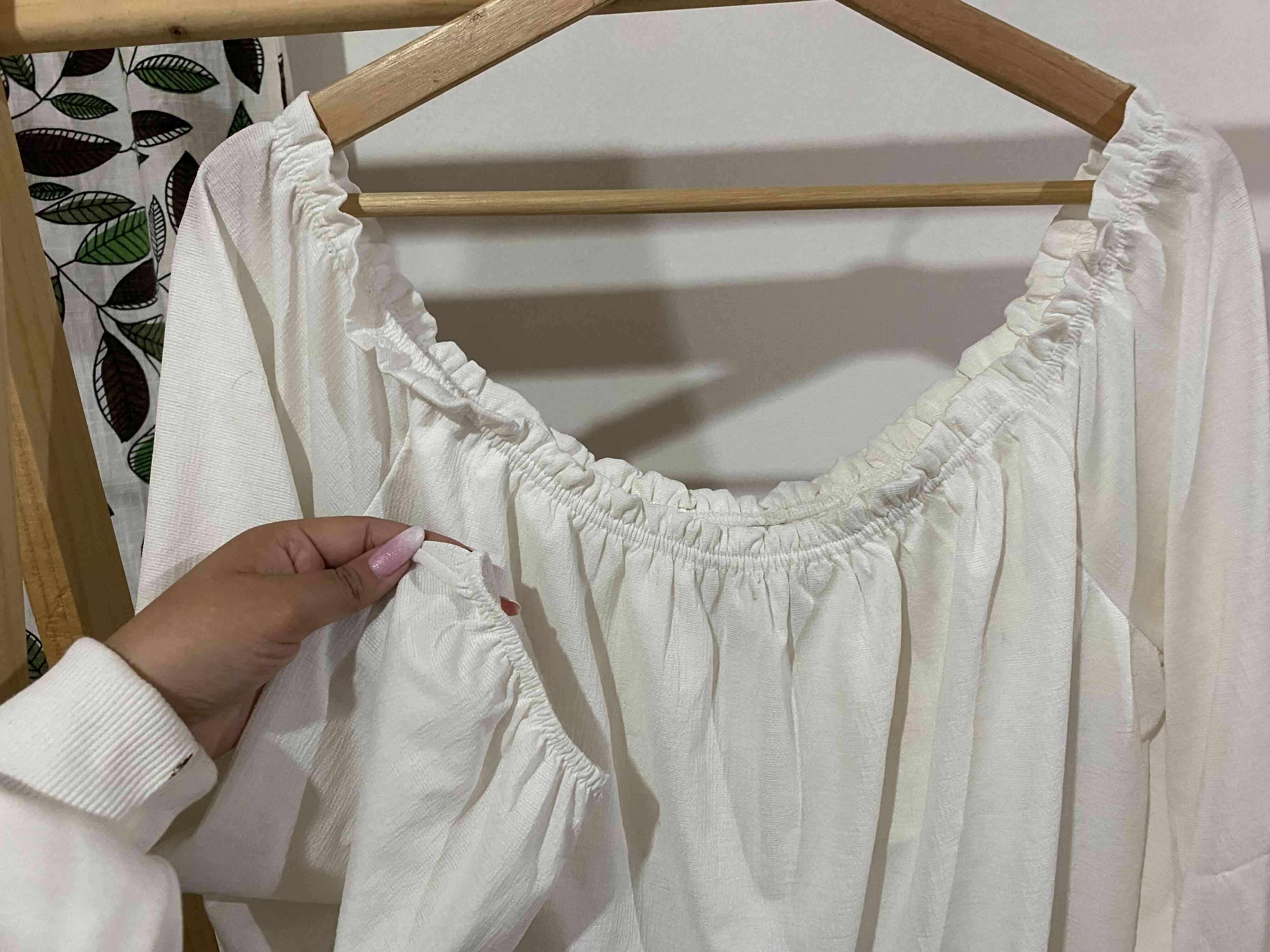 Blusa blanca de hombros descubiertos - miniatura 3